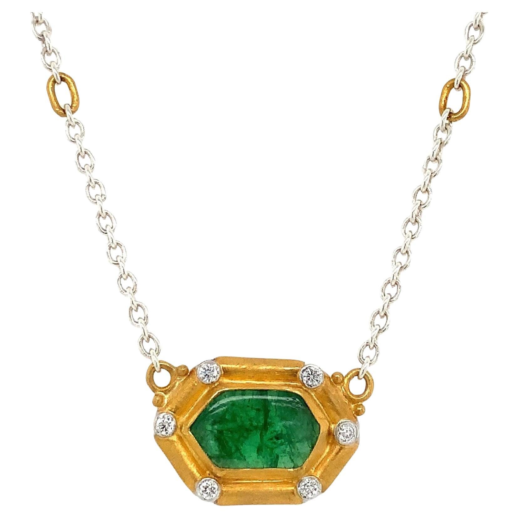 Lika Behar, un esemplare unico di smeraldo esagonale e diamante cabochon