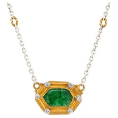 Lika Behar, un esemplare unico di smeraldo esagonale e diamante cabochon