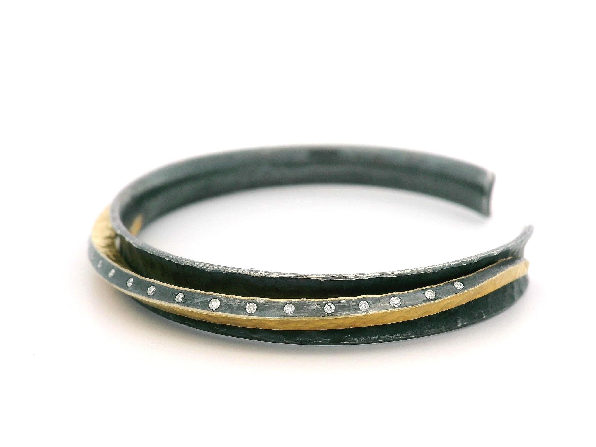 Taille brillant Lika Behar - Bracelet manchette en argent noirci et or serti de diamants Ying et Yang en vente