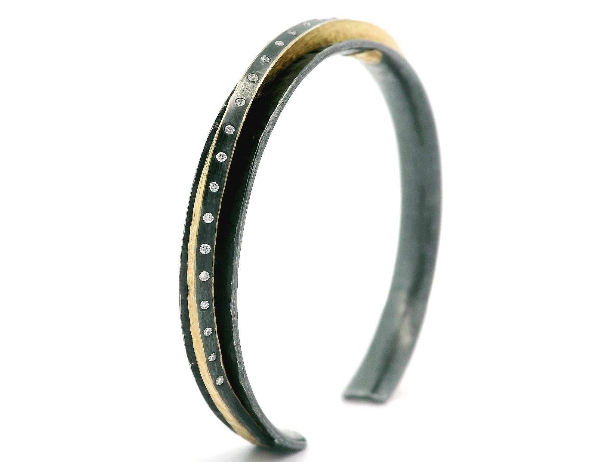 Lika Behar - Bracelet manchette en argent noirci et or serti de diamants Ying et Yang en vente 1