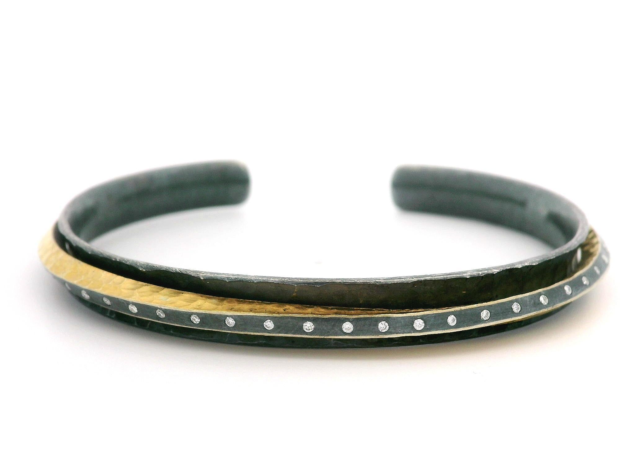Lika Behar - Bracelet manchette en argent noirci et or serti de diamants Ying et Yang en vente 2