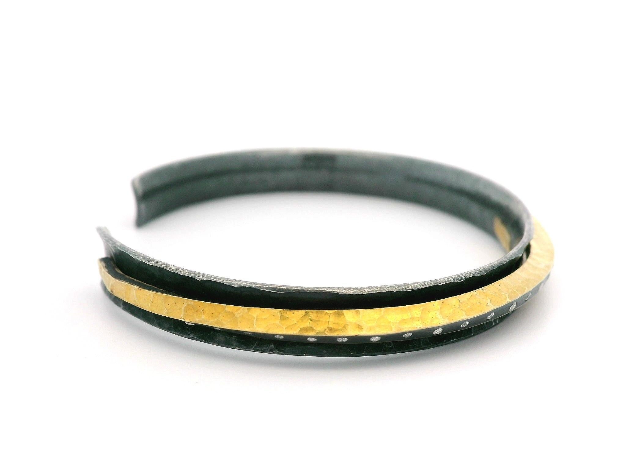 Lika Behar - Bracelet manchette en argent noirci et or serti de diamants Ying et Yang en vente 3