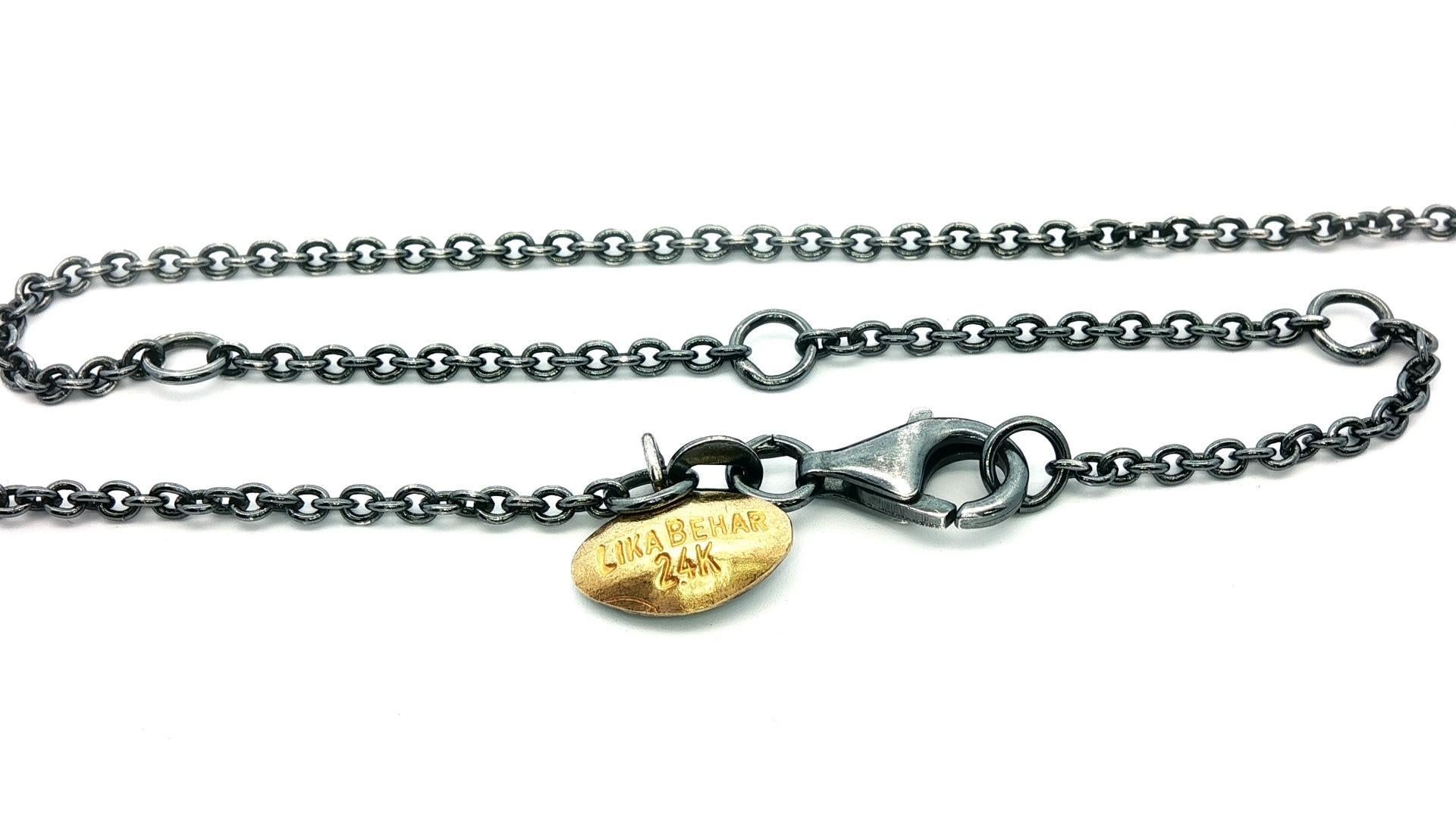 Materiale: Argento Sterling annerito .925 e oro giallo 24k
Peso: 6,16 grammi
Tipo di catena: Regolabile da 15