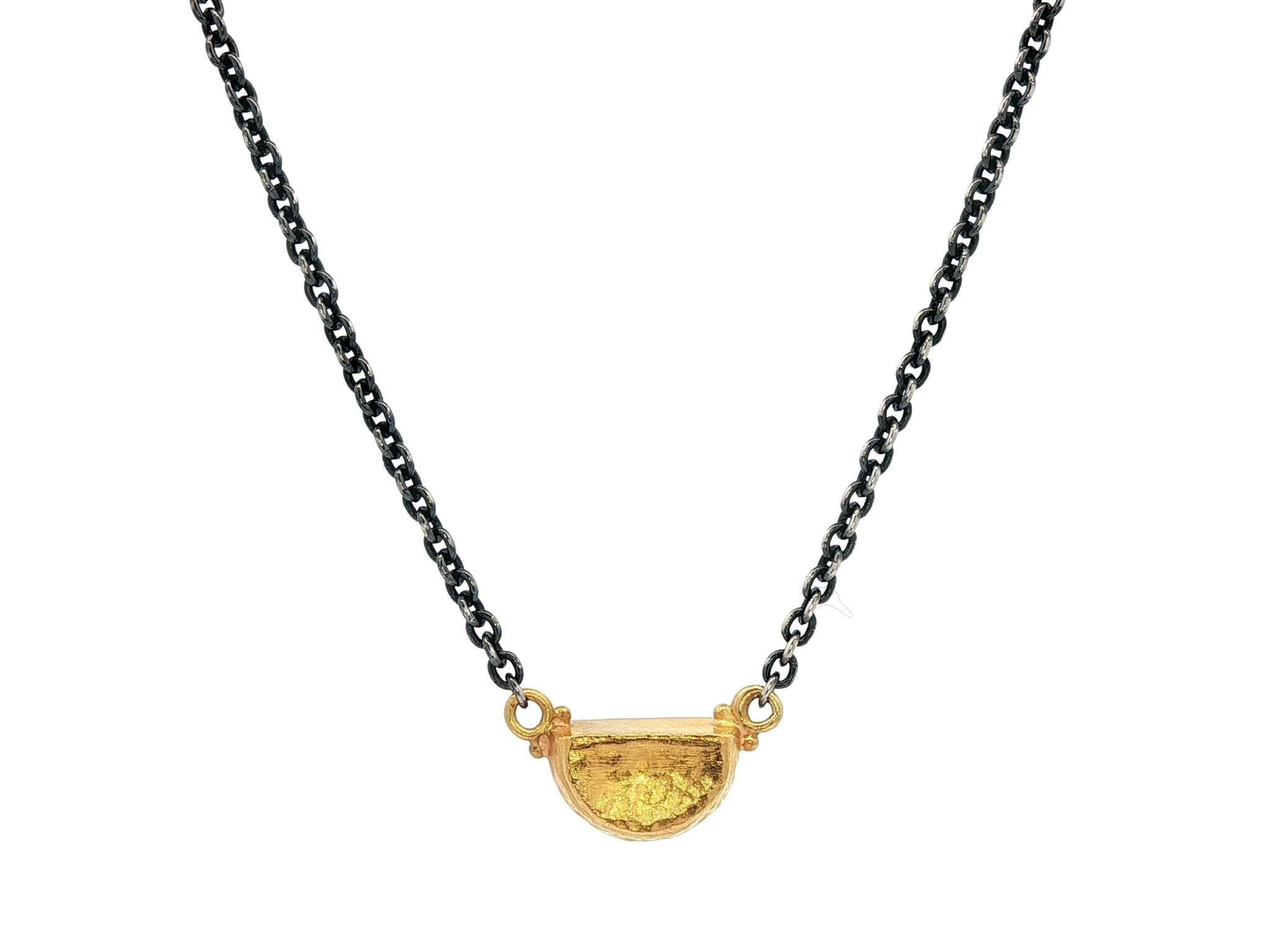 Collana regolabile Lika Behar in argento annerito e oro 14k con mezzo tamburo Yin e Yang In condizioni buone in vendita a Montclair, NJ