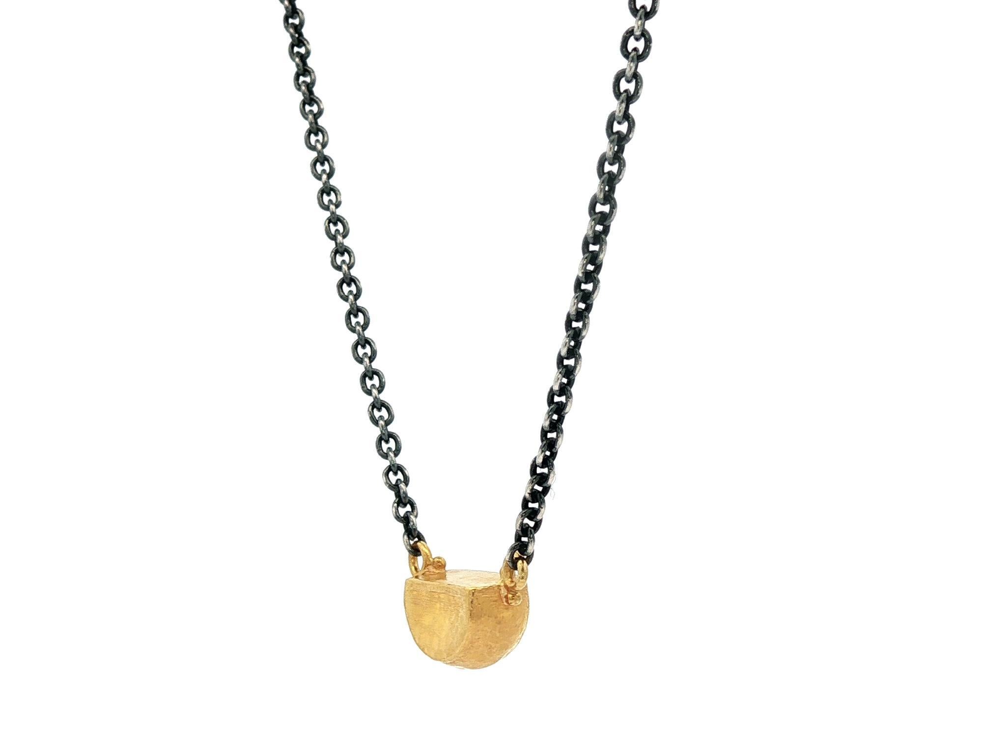 Donna Collana regolabile Lika Behar in argento annerito e oro 14k con mezzo tamburo Yin e Yang in vendita