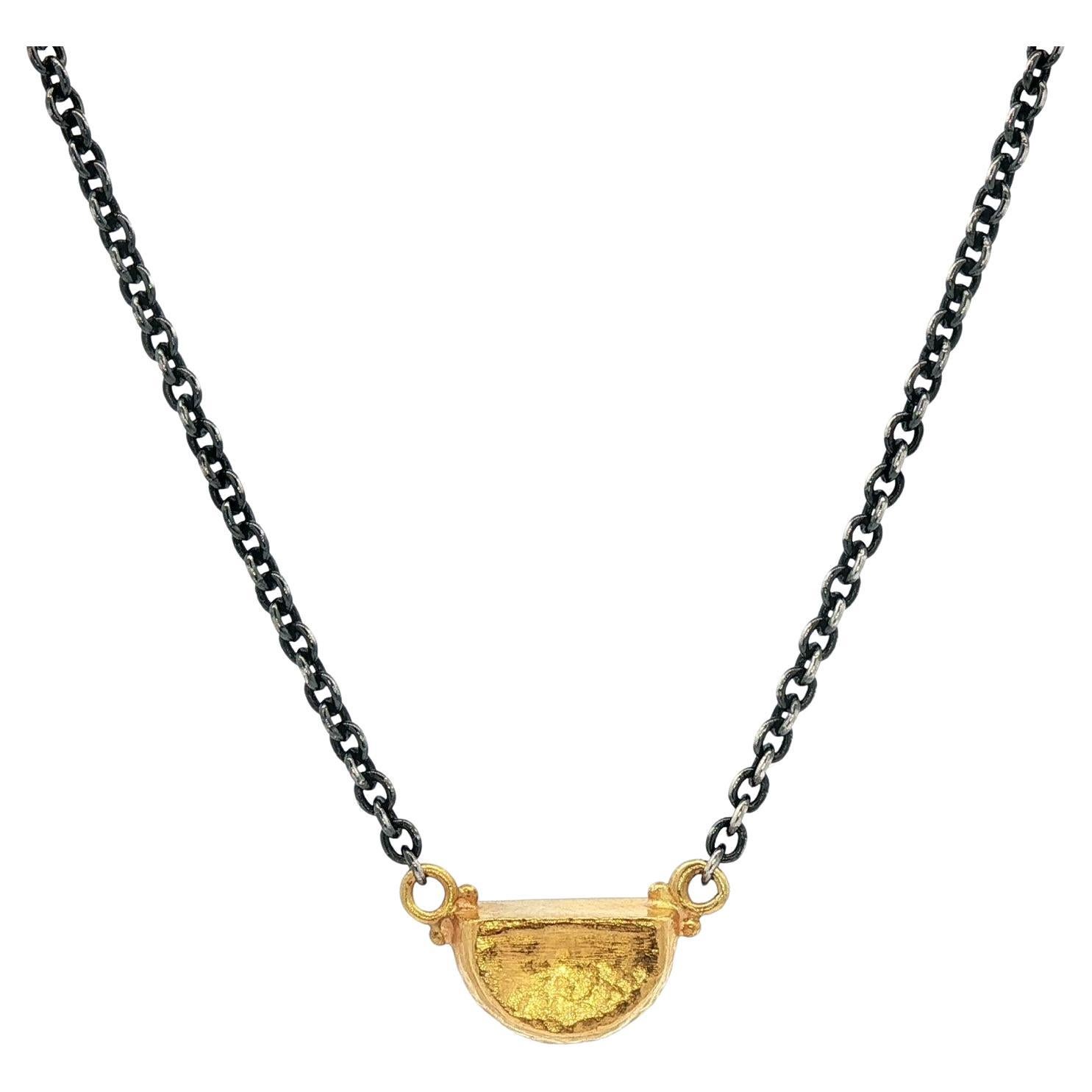 Collana regolabile Lika Behar in argento annerito e oro 14k con mezzo tamburo Yin e Yang in vendita