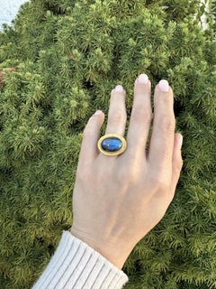 Anello Lika Behar in argento annerito e oro giallo con labradorite Pompei martellata