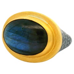 Anello Lika Behar in argento annerito e oro giallo con labradorite Pompei martellata