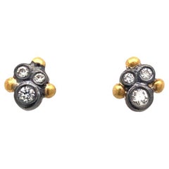 Lika Behar Dylan Orecchini piccoli in oro 24k e argento ossidato con diamanti