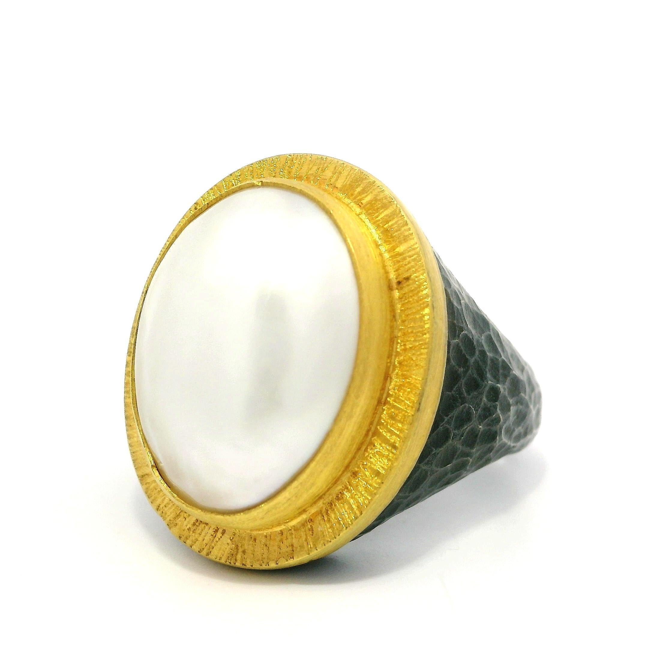 Anello da cocktail Lika Behar in argento ossidato e oro giallo 24k con perla ovale Mabe Pompei in vendita 5