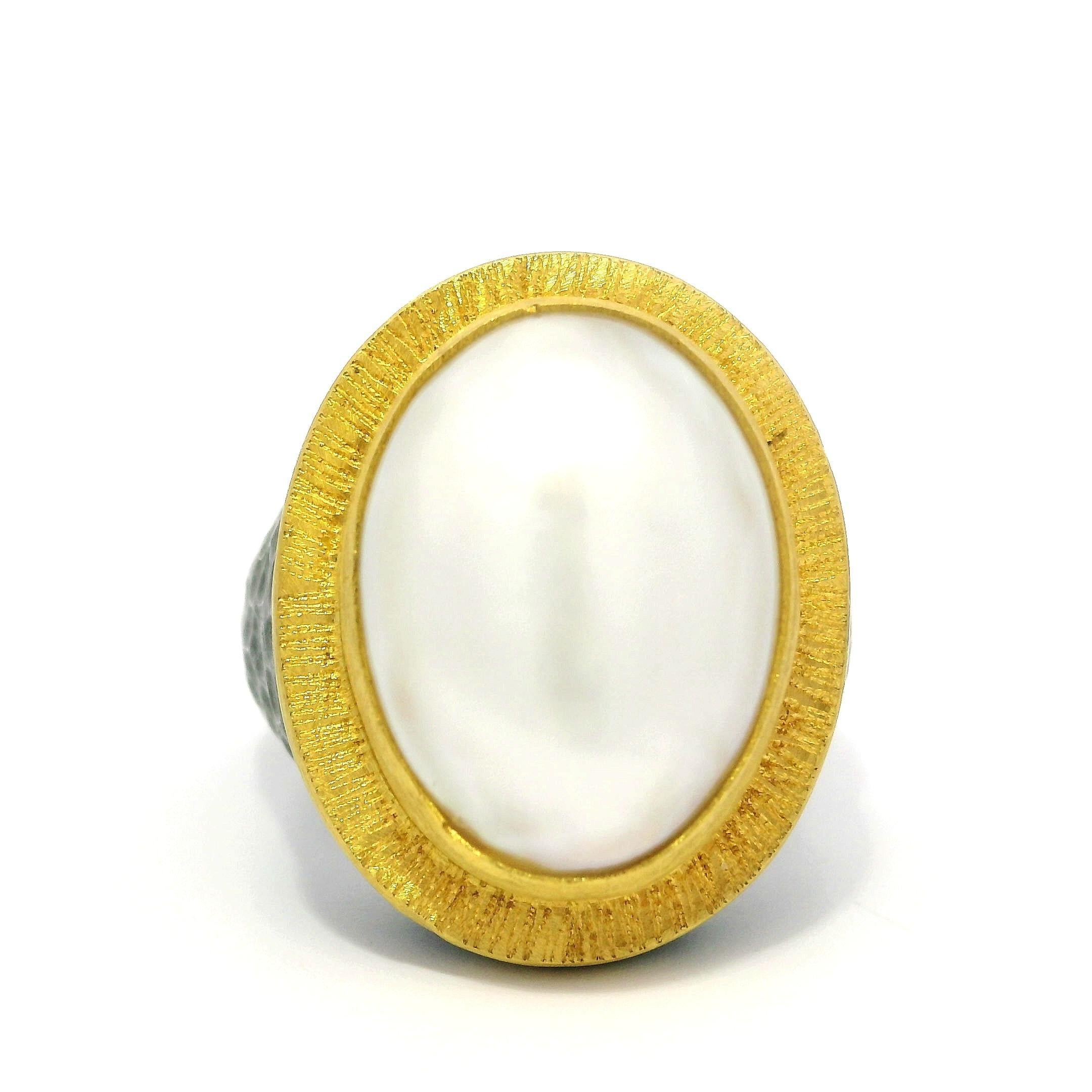 Anello da cocktail Lika Behar in argento ossidato e oro giallo 24k con perla ovale Mabe Pompei in vendita 6