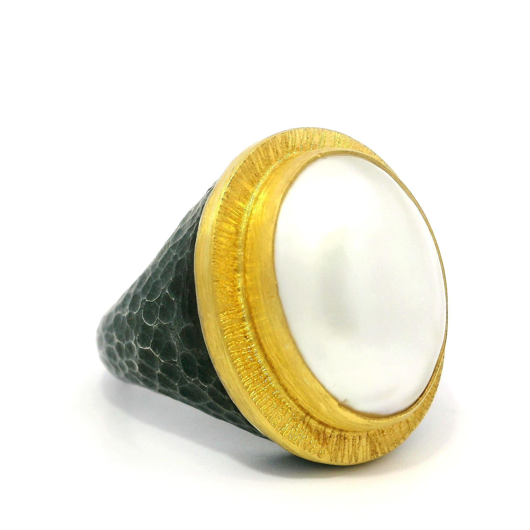 Anello da cocktail Lika Behar in argento ossidato e oro giallo 24k con perla ovale Mabe Pompei in vendita 7