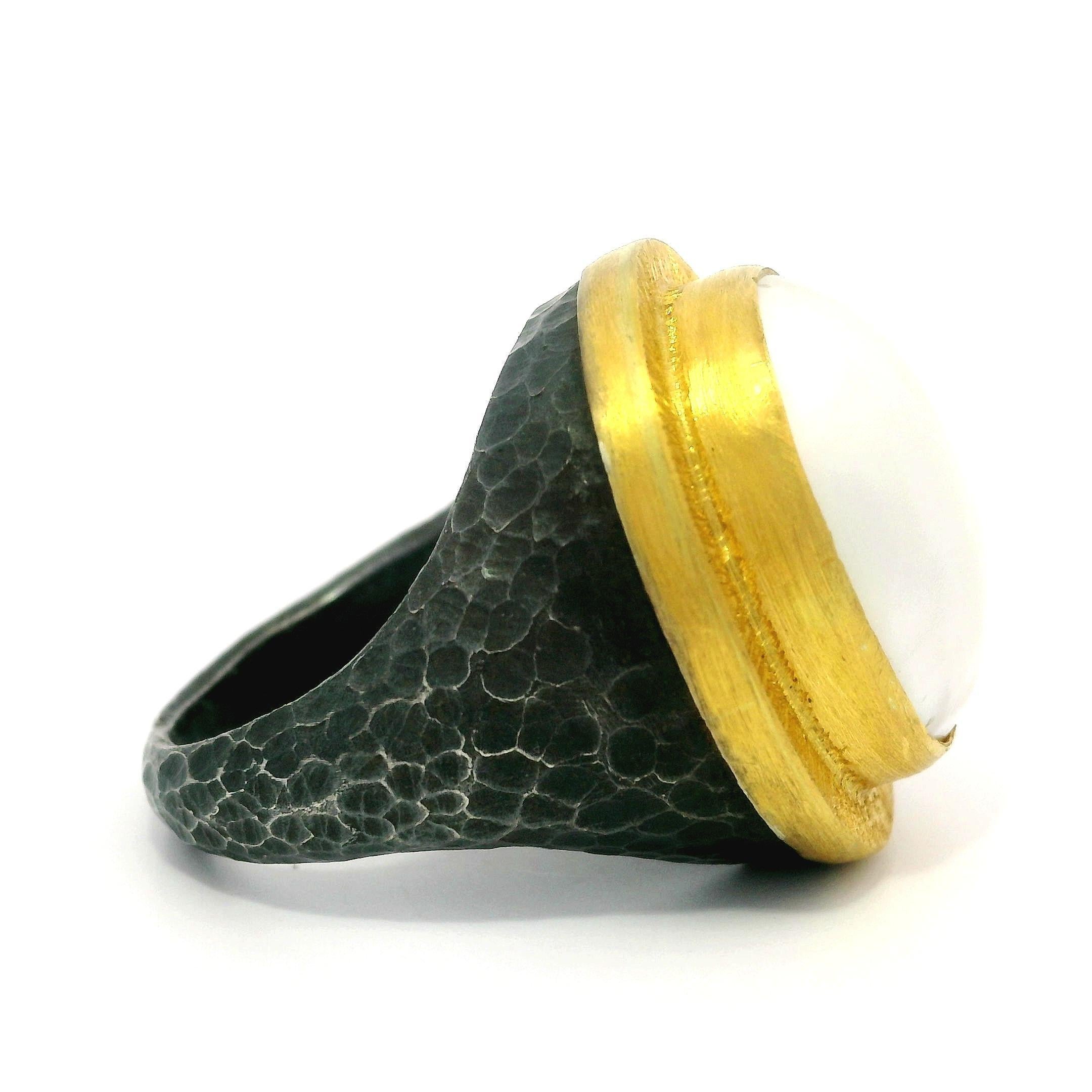 Anello da cocktail Lika Behar in argento ossidato e oro giallo 24k con perla ovale Mabe Pompei in vendita 8