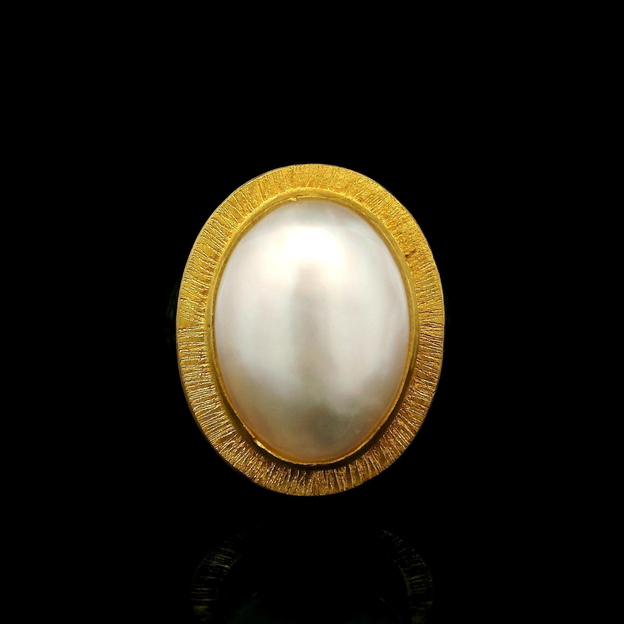 -A. Stone
(1) Autentica perla Mabe - castone di forma ovale - colore Whiting con bella lucentezza - 16,60 x 12,48 mm (circa)

Materiale: Argento Sterling ossidato .925 - Oro giallo ad alta caratura
Peso: 14,15 grammi
Misura dell'anello: 6,5