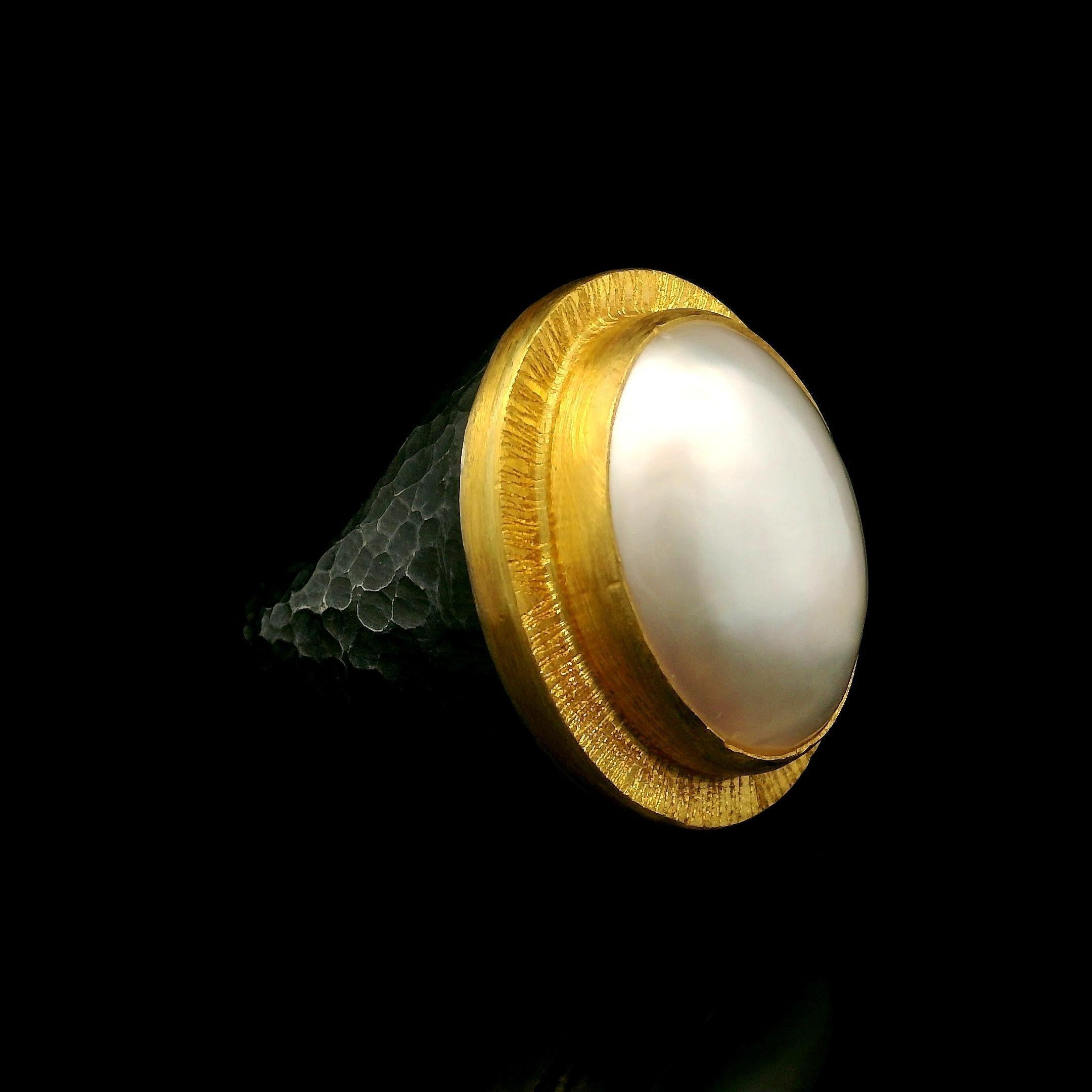 Taglio ovale Anello da cocktail Lika Behar in argento ossidato e oro giallo 24k con perla ovale Mabe Pompei in vendita