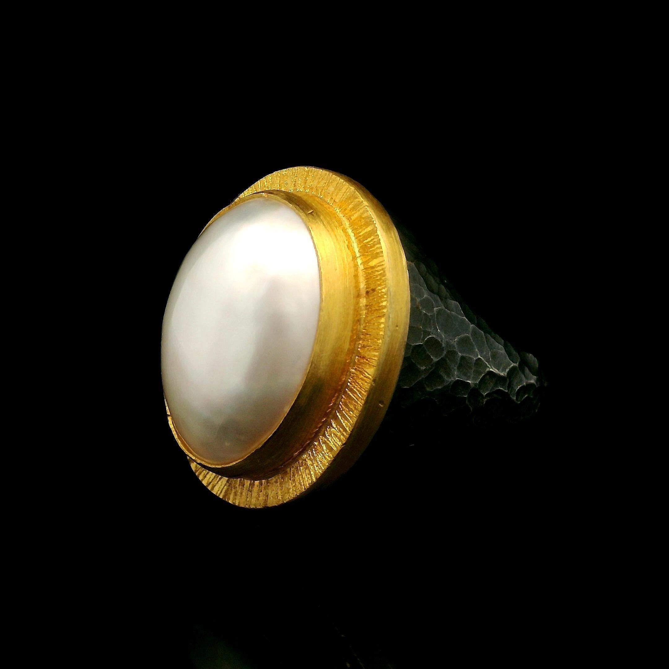 Anello da cocktail Lika Behar in argento ossidato e oro giallo 24k con perla ovale Mabe Pompei In condizioni ottime in vendita a Montclair, NJ