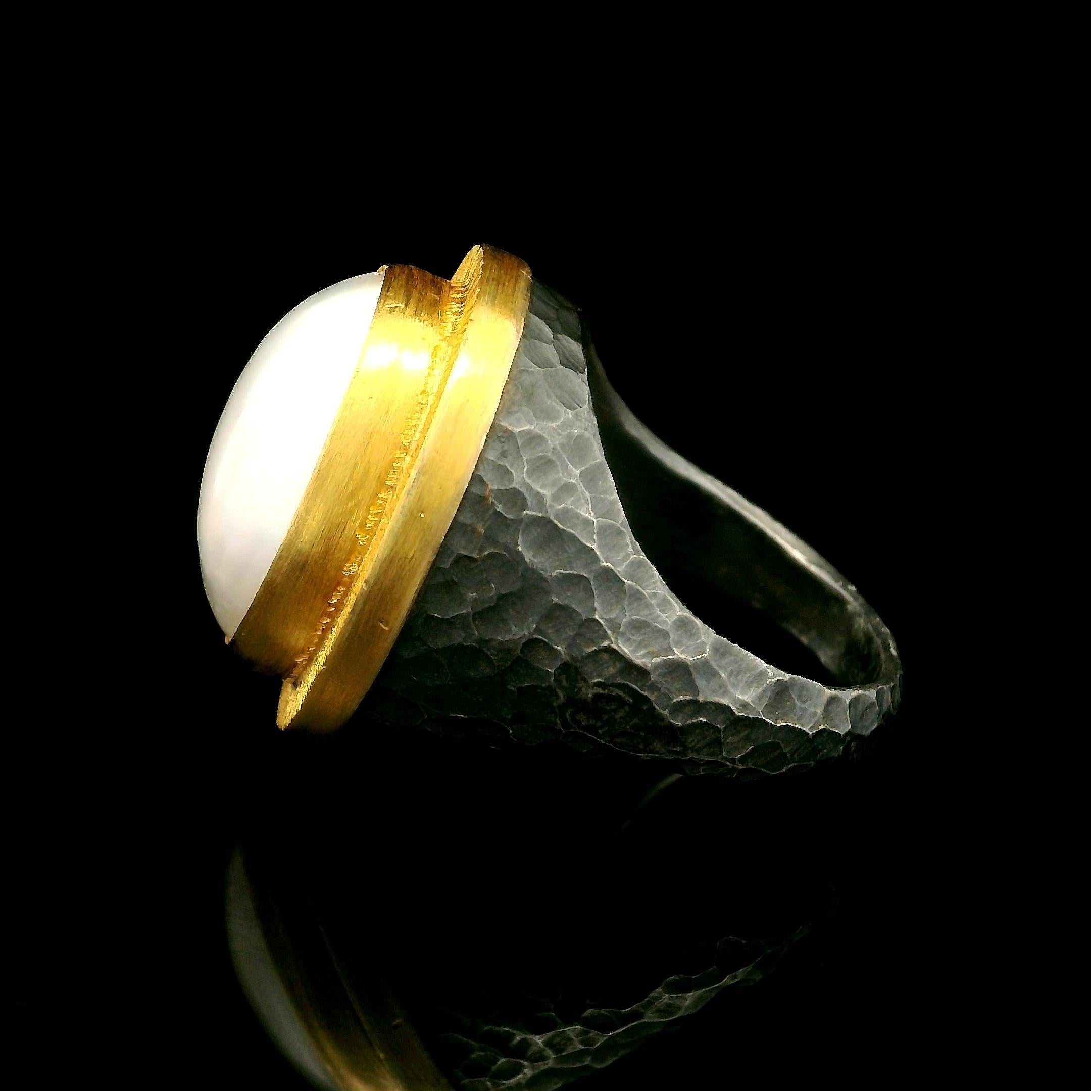 Donna Anello da cocktail Lika Behar in argento ossidato e oro giallo 24k con perla ovale Mabe Pompei in vendita