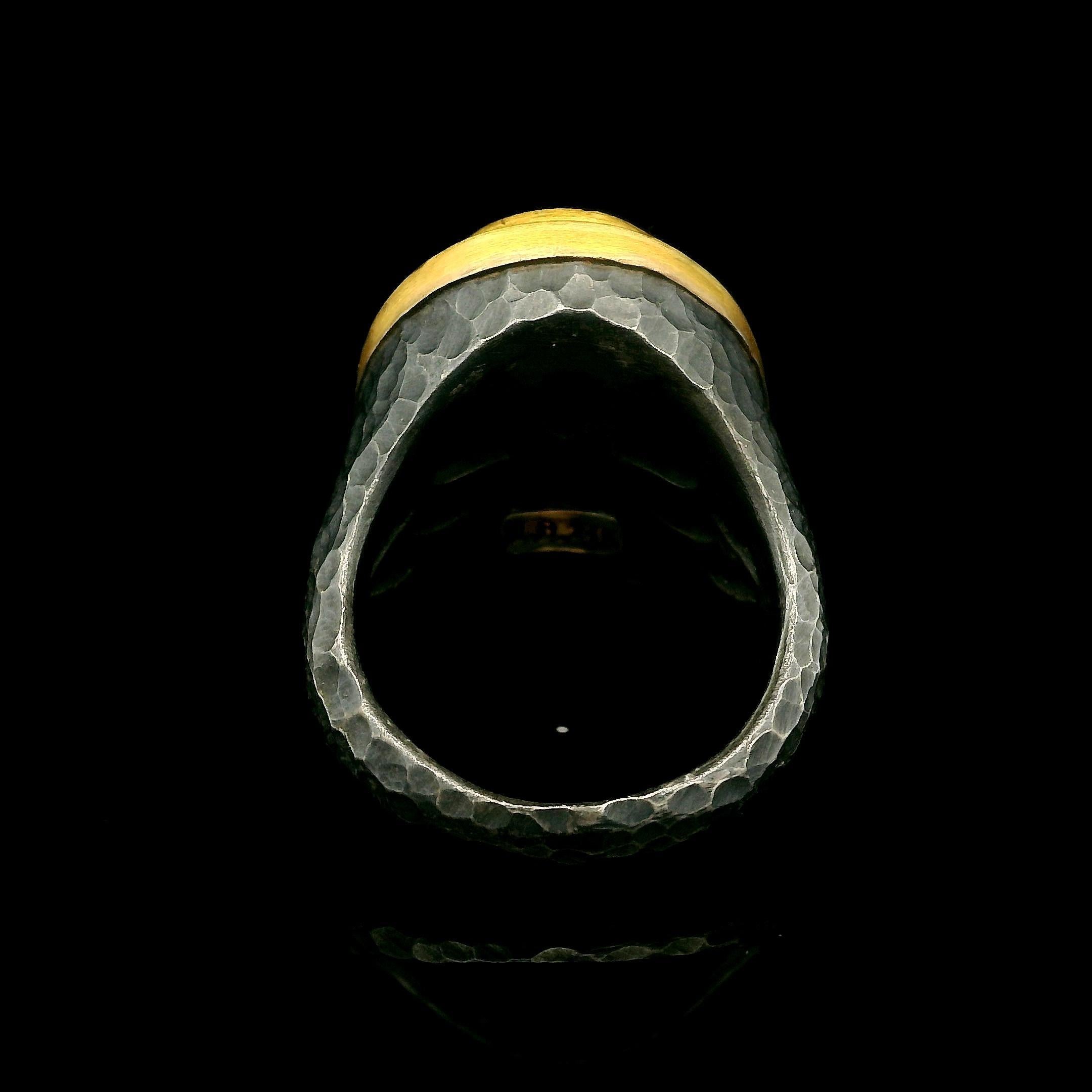 Anello da cocktail Lika Behar in argento ossidato e oro giallo 24k con perla ovale Mabe Pompei in vendita 1