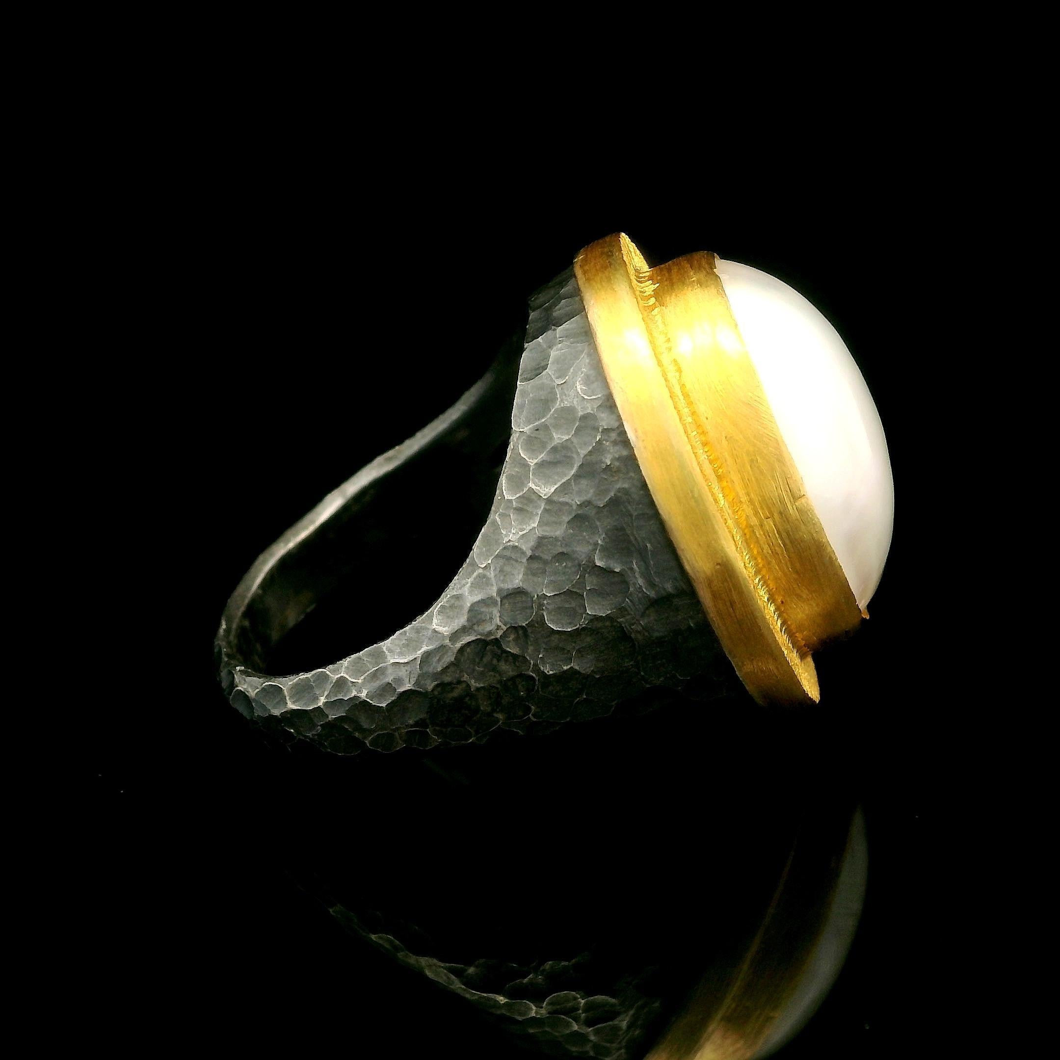 Anello da cocktail Lika Behar in argento ossidato e oro giallo 24k con perla ovale Mabe Pompei in vendita 2