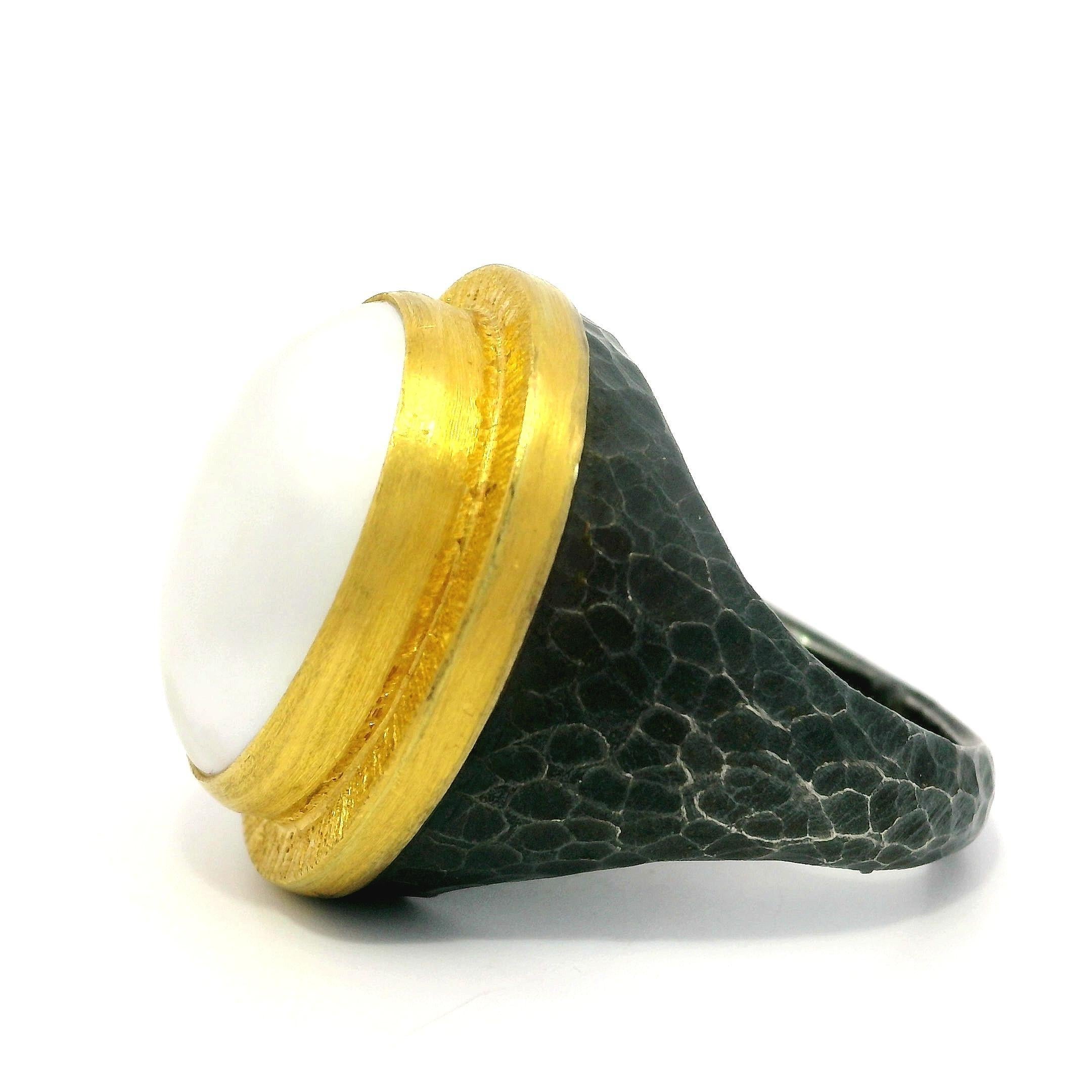 Anello da cocktail Lika Behar in argento ossidato e oro giallo 24k con perla ovale Mabe Pompei in vendita 4