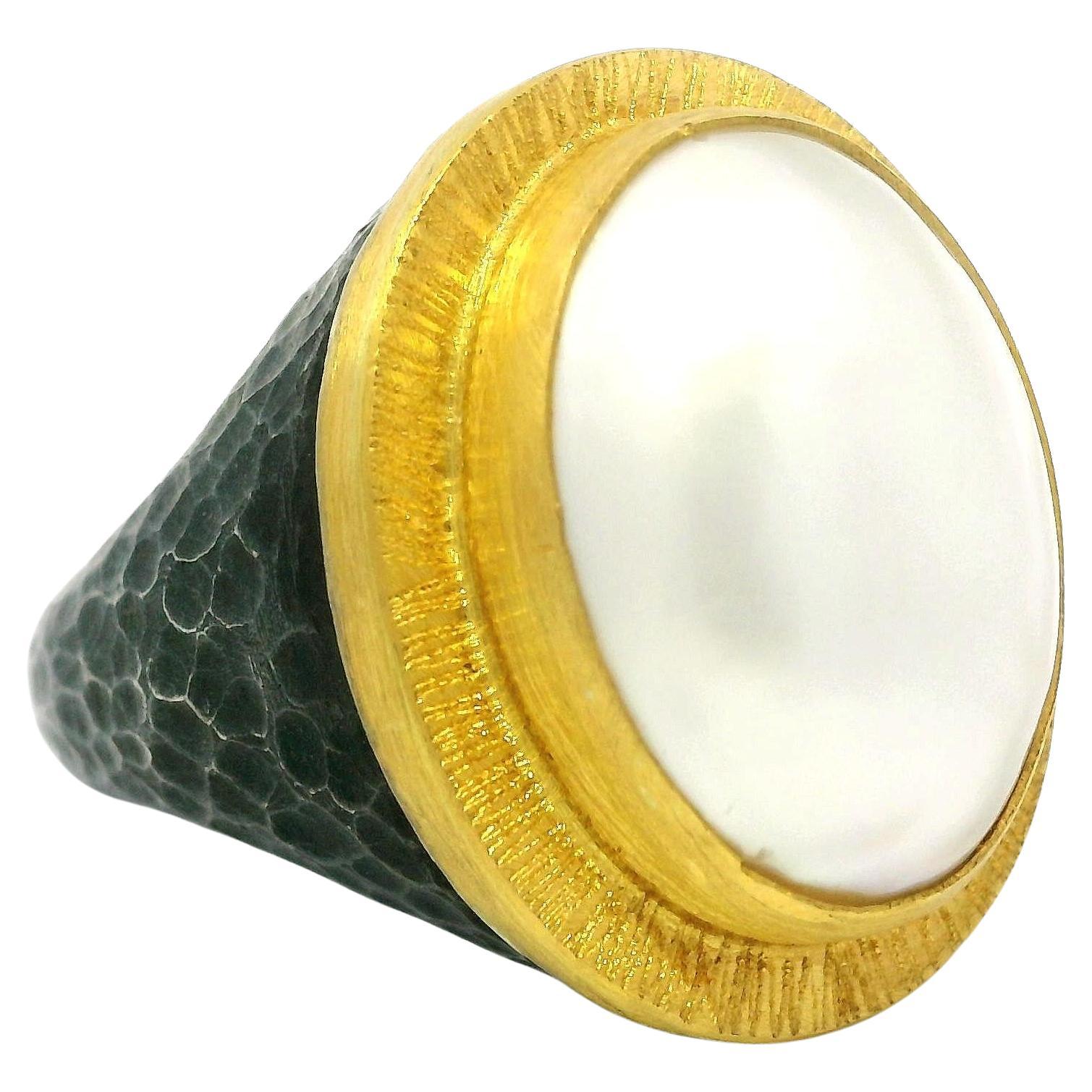 Anello da cocktail Lika Behar in argento ossidato e oro giallo 24k con perla ovale Mabe Pompei