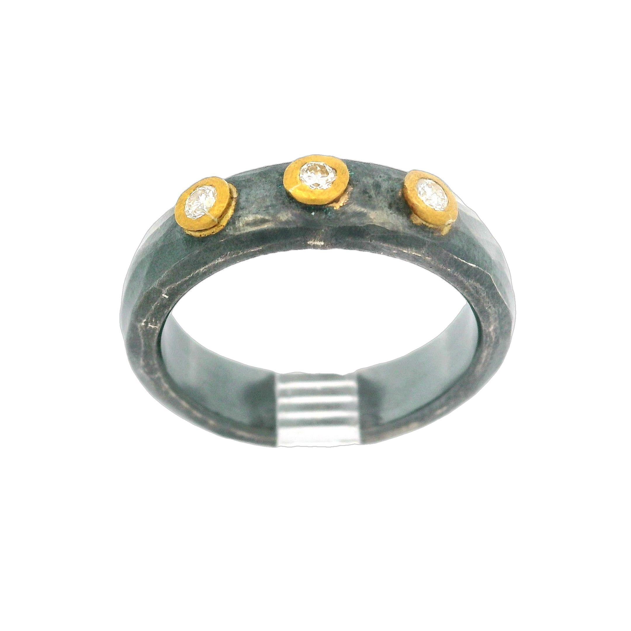 -Stein(e)-
(3) Echte natürliche Diamanten - runder Brillantschliff - Lünette - schöne weiße Farbe - 0,12ctw (ca.)

MATERIAL: Oxidiertes Sterling Silber .925 - Hochkarätiges Gelbgold
Gewicht: 6,46 Gramm
Ringgröße: 6.0 (passt auf den Finger, wir