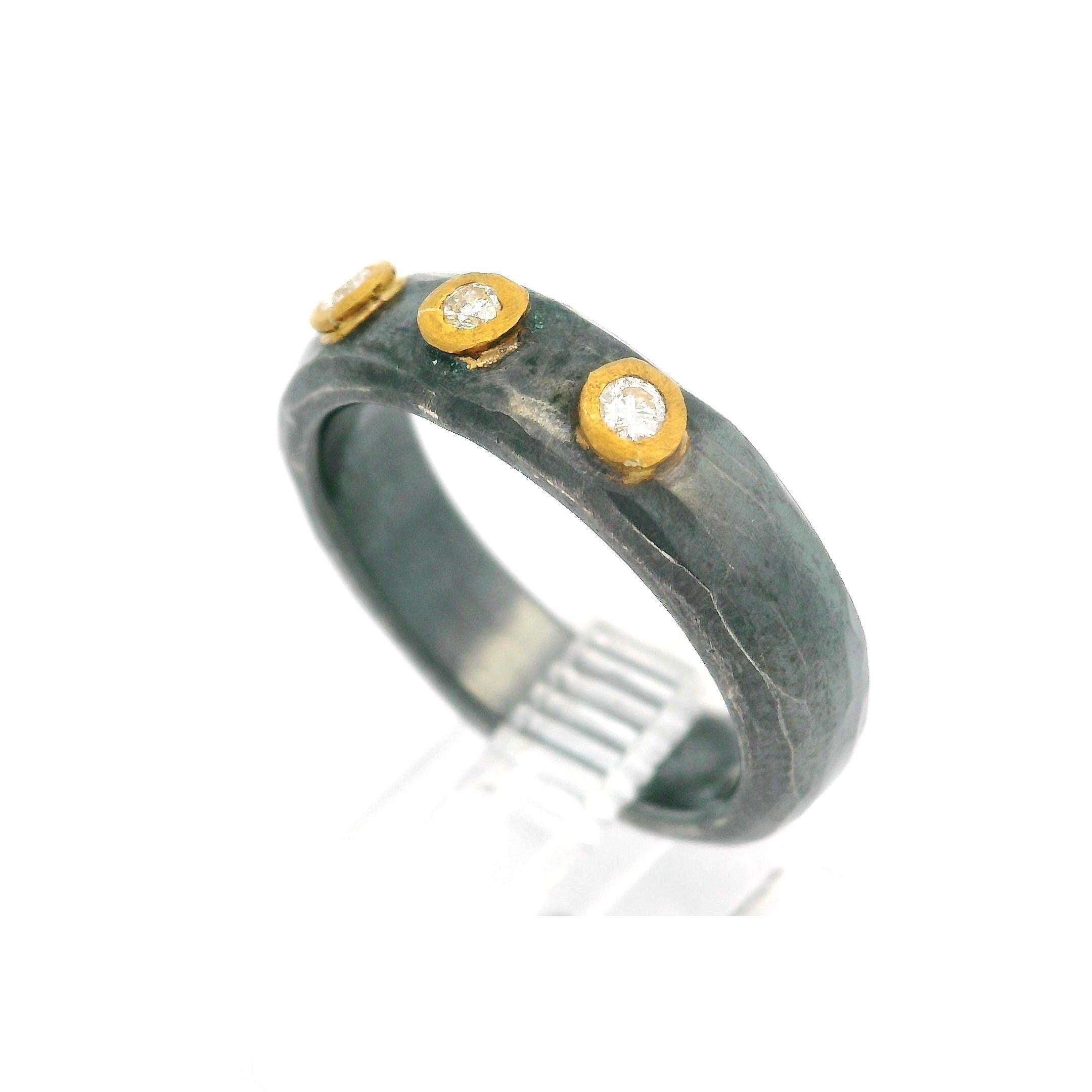Stockholmer Lika Behar Oxidiertes Silber Gelbgold Diamant 5.1mm Stockholmer Ring Größe 6 (Brillantschliff) im Angebot