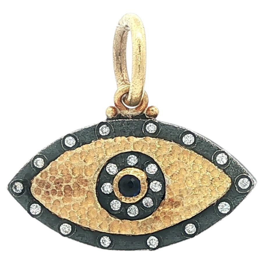 Lika Behar Pendentif en argent et or jaune avec diamant et saphir Oeil du Mal en vente