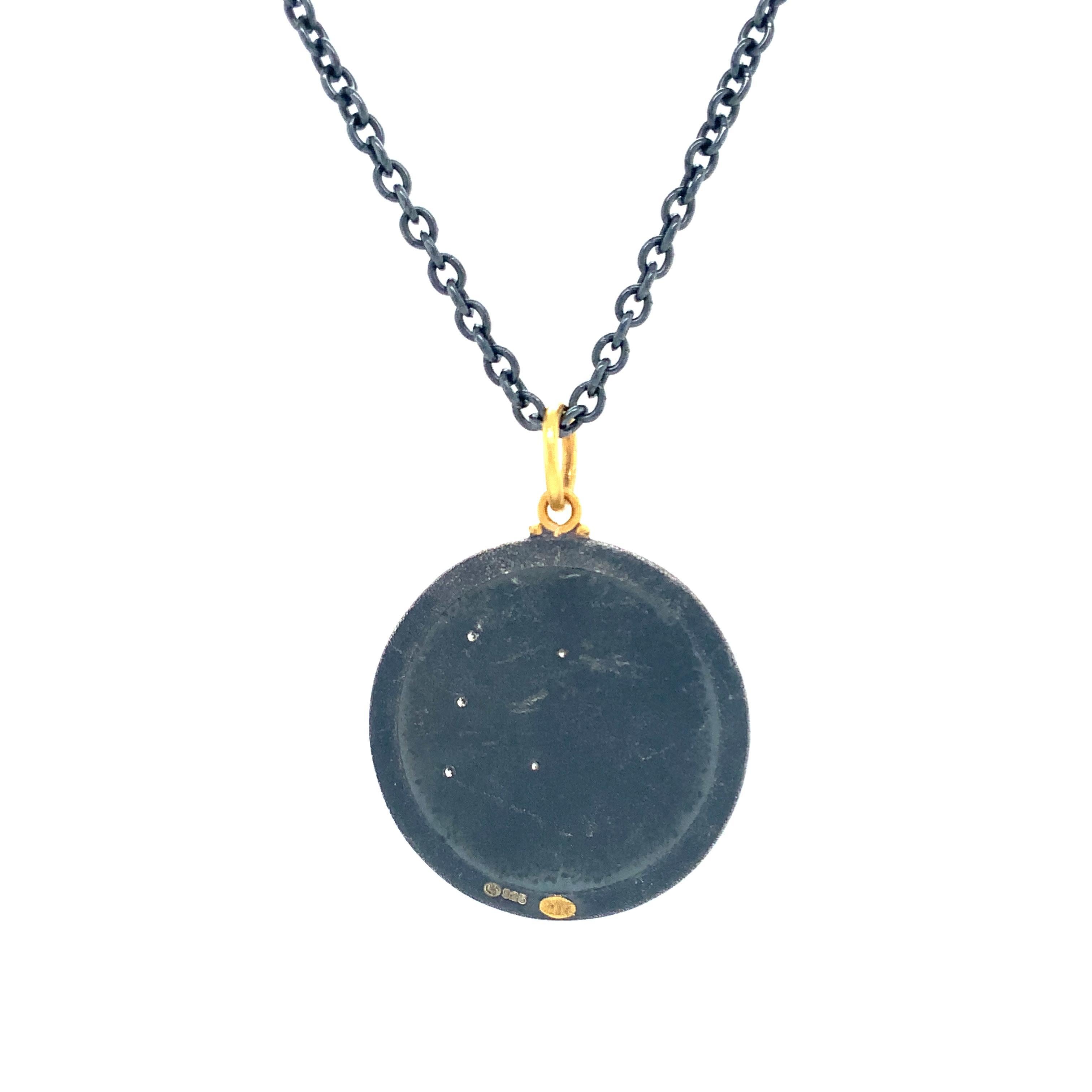 Taglio rotondo Lika BeharTesori e Talismani, Collezione di MEDAGLIE Yin e Yang con Diamante in vendita