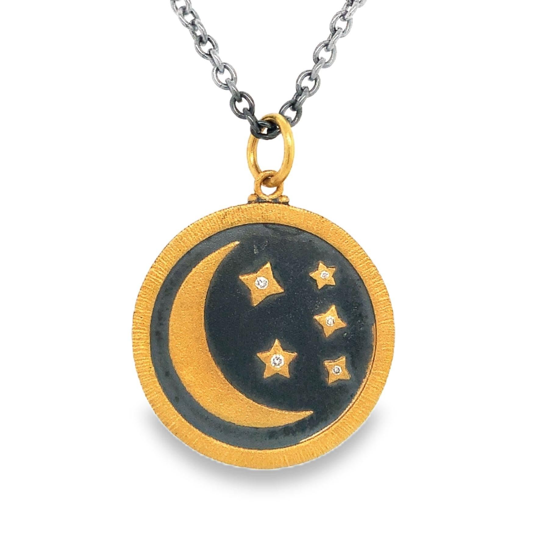 Lika BeharTesori e Talismani, Collezione di MEDAGLIE Yin e Yang con Diamante in Oro 24K e Argento Ossidato 
Questo ciondolo contiene 5 diamanti rotondi = 0,05 ct
Il diametro del ciondolo è di 24,75 mm.
Catena regolabile da 30