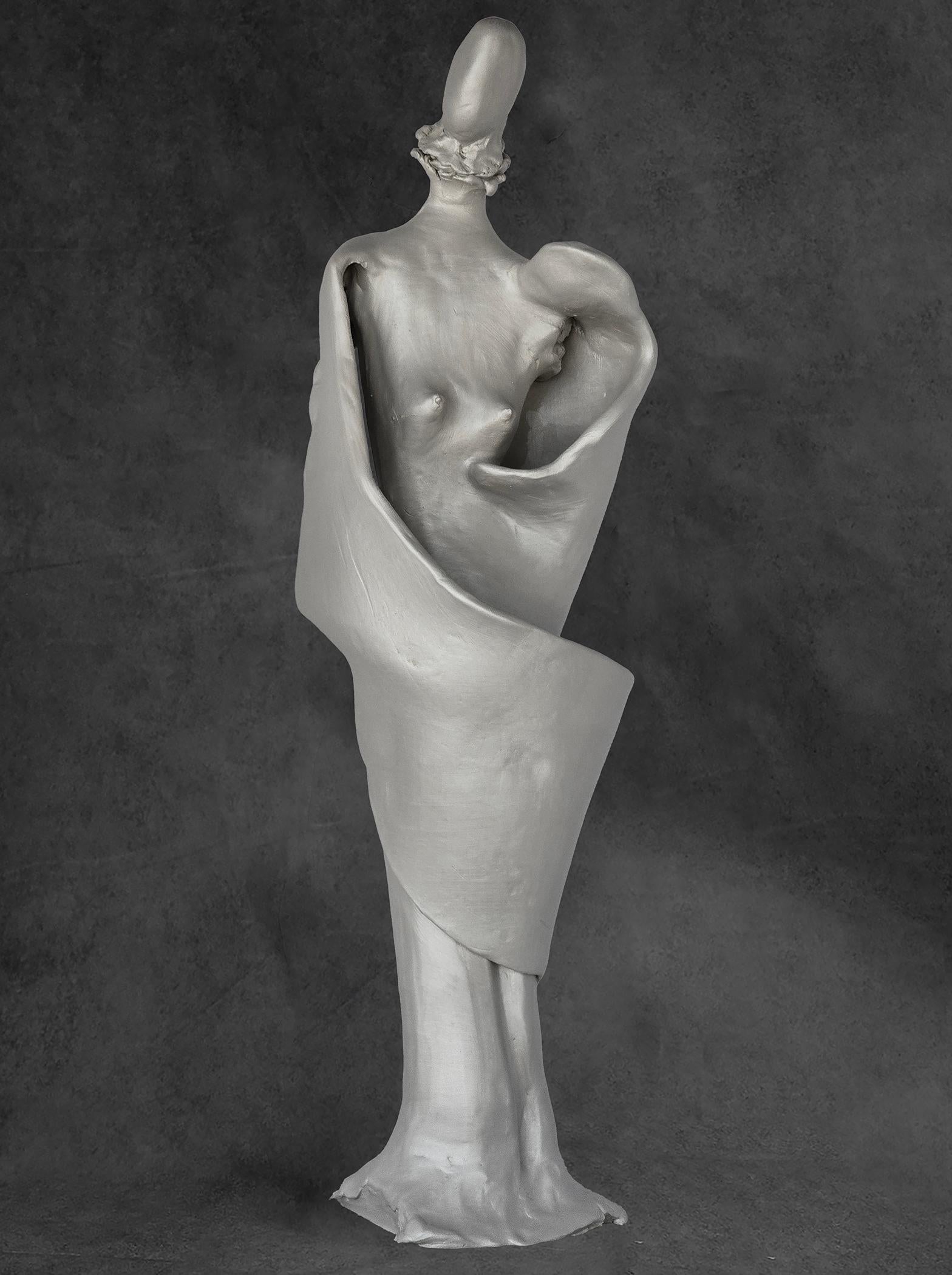 "Schmetterling Serie No Il" Keramik-Skulptur 25" x 7" Zoll von Lika Brutyan

Medium: Lehm

Lika Brutyan ist eine amerikanische Fotografin, die in einer Familie von Wissenschaftlern und Künstlern in Eriwan, Armenien, geboren wurde. 
Ihre Ausbildung