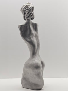 Escultura de cerámica "No me mires" 22" x 8" pulgadas de Lika Brutyan