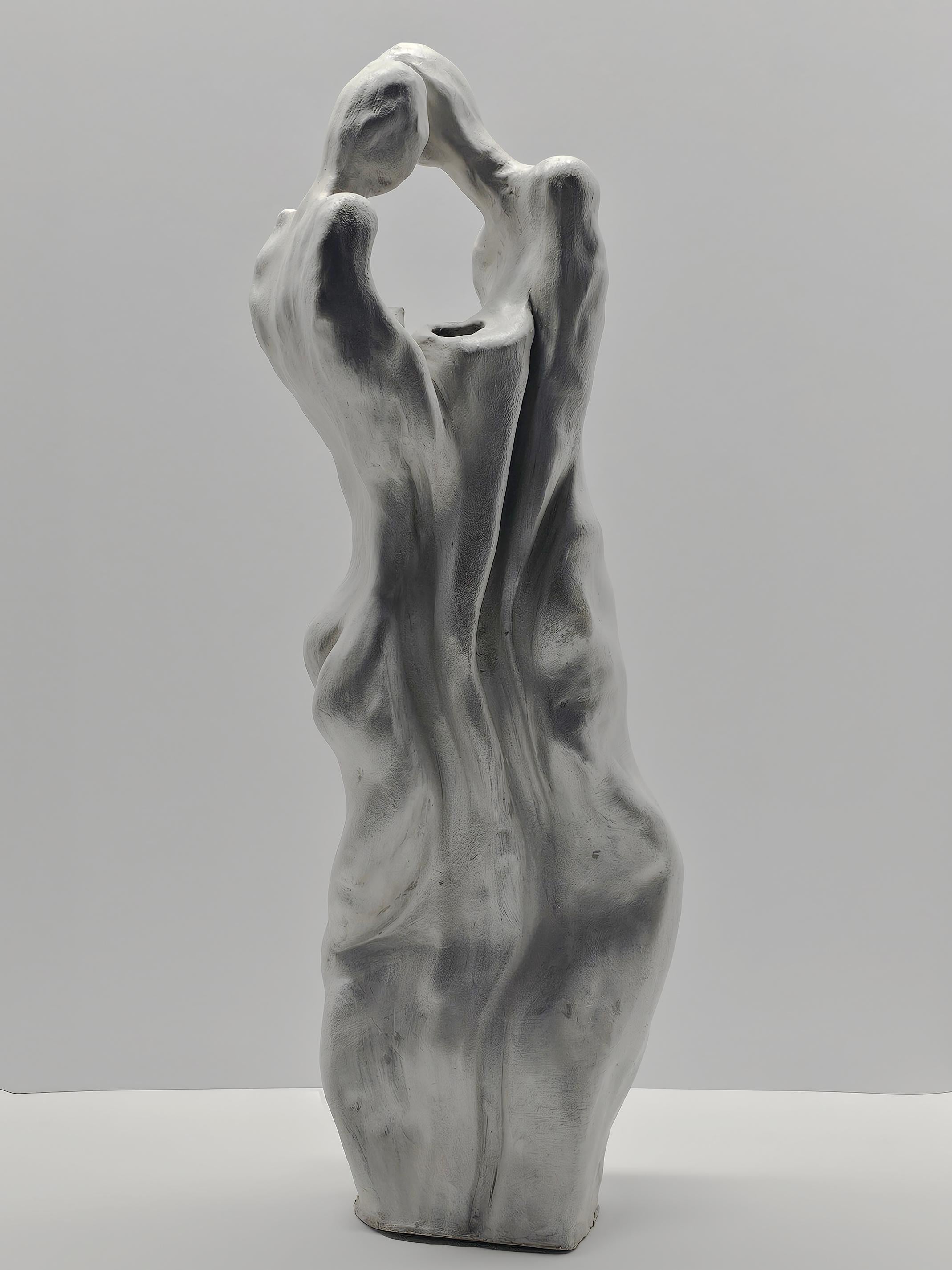 "Amantes 1" Escultura abstracta de cerámica 23" x 9" pulgadas por Lika Brutyan