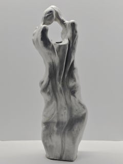 "Amantes 1" Escultura abstracta de cerámica 23" x 9" pulgadas por Lika Brutyan