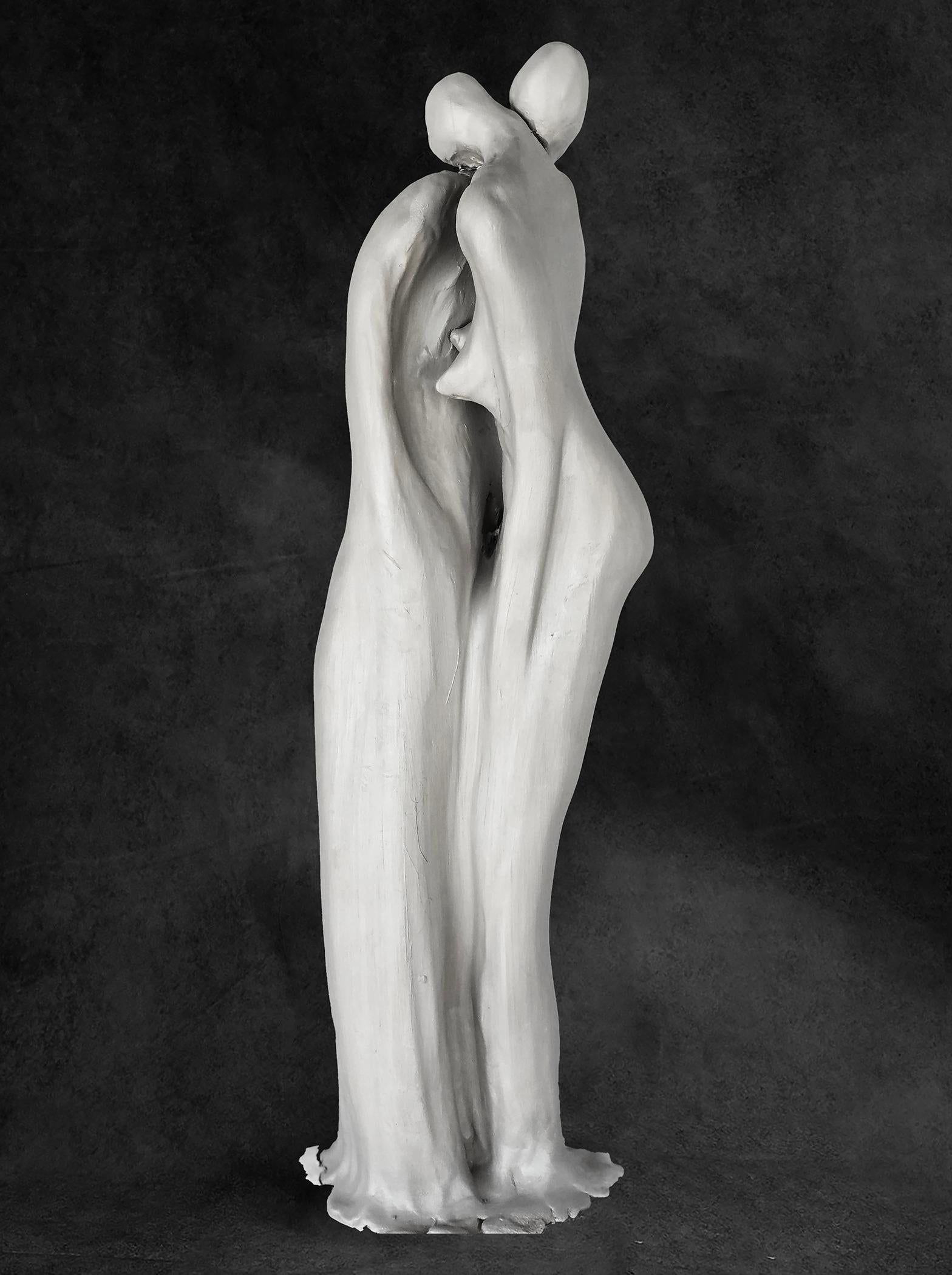 „Roman Lovers“ Abstrakte Keramik-Skulptur „Roman Lovers“ 22" x 8" Zoll von Lika Brutyan

Medium: Lehm

Lika Brutyan ist eine amerikanische Fotografin, die in einer Familie von Wissenschaftlern und Künstlern in Eriwan, Armenien, geboren wurde. 
Ihre