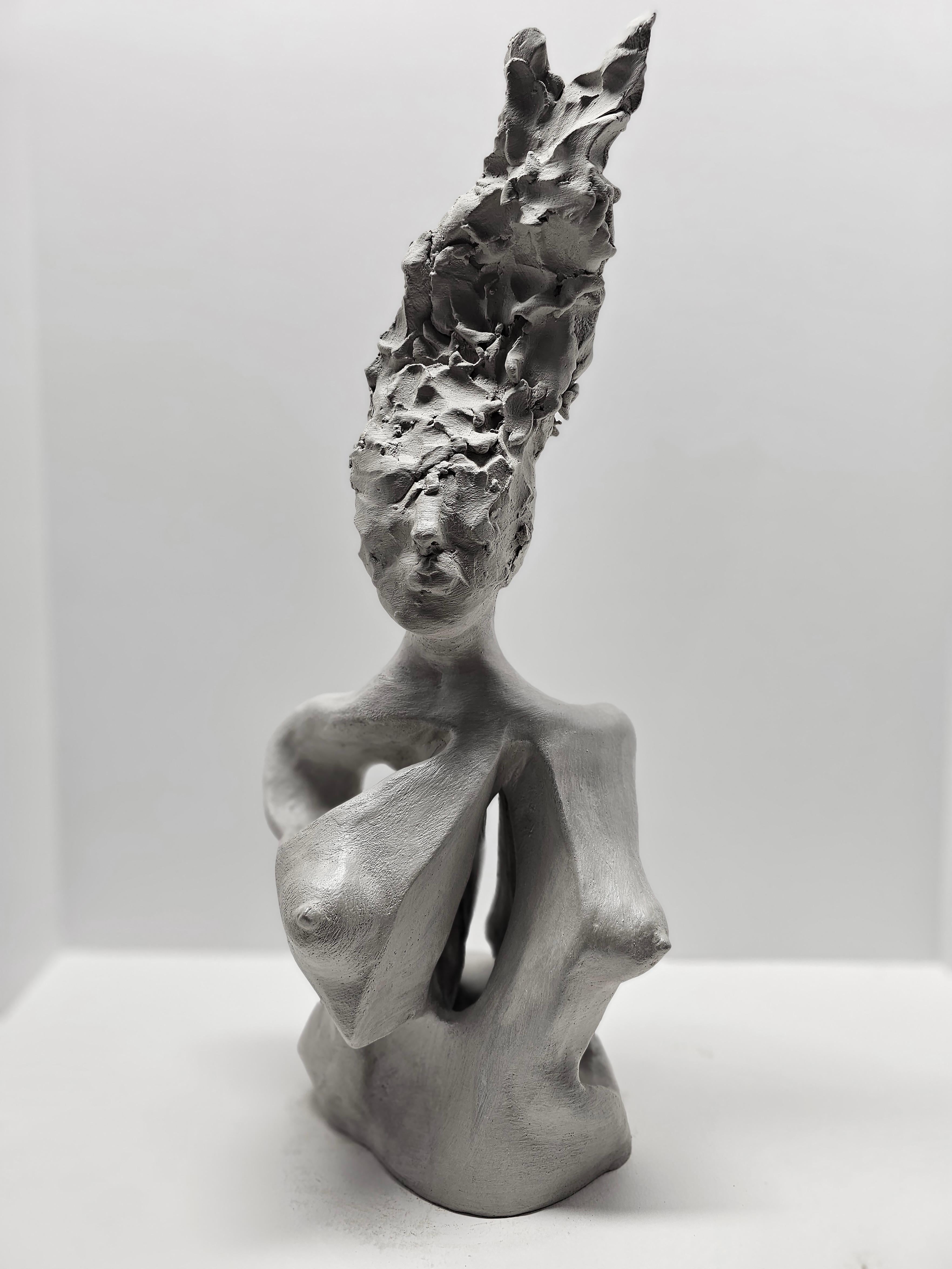 "Yo (serie Pez) 1" Escultura abstracta de cerámica 18" x 7" pulgadas de Lika Brutyan

Medio: Arcilla, Terra Sigillata

Lika Brutyan es fotógrafa estadounidense, nació en una familia de científicos y artistas en Ereván, Armenia. 
Su formación y su