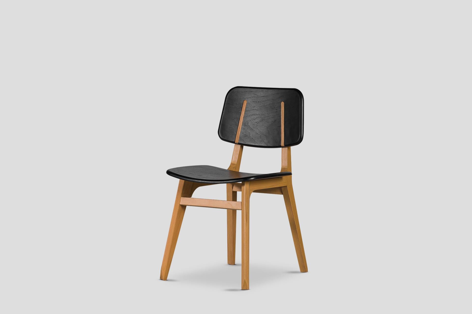 Dieser Stuhl aus der Collection'S Lika von ABRA besticht durch seinen Korpus aus massiver Eiche und seine eleganten Einsätze. Die Sitzfläche und die Rückenlehne des Stuhls sind mit einer mattschwarzen Farbe auf der natürlichen Eichenstruktur