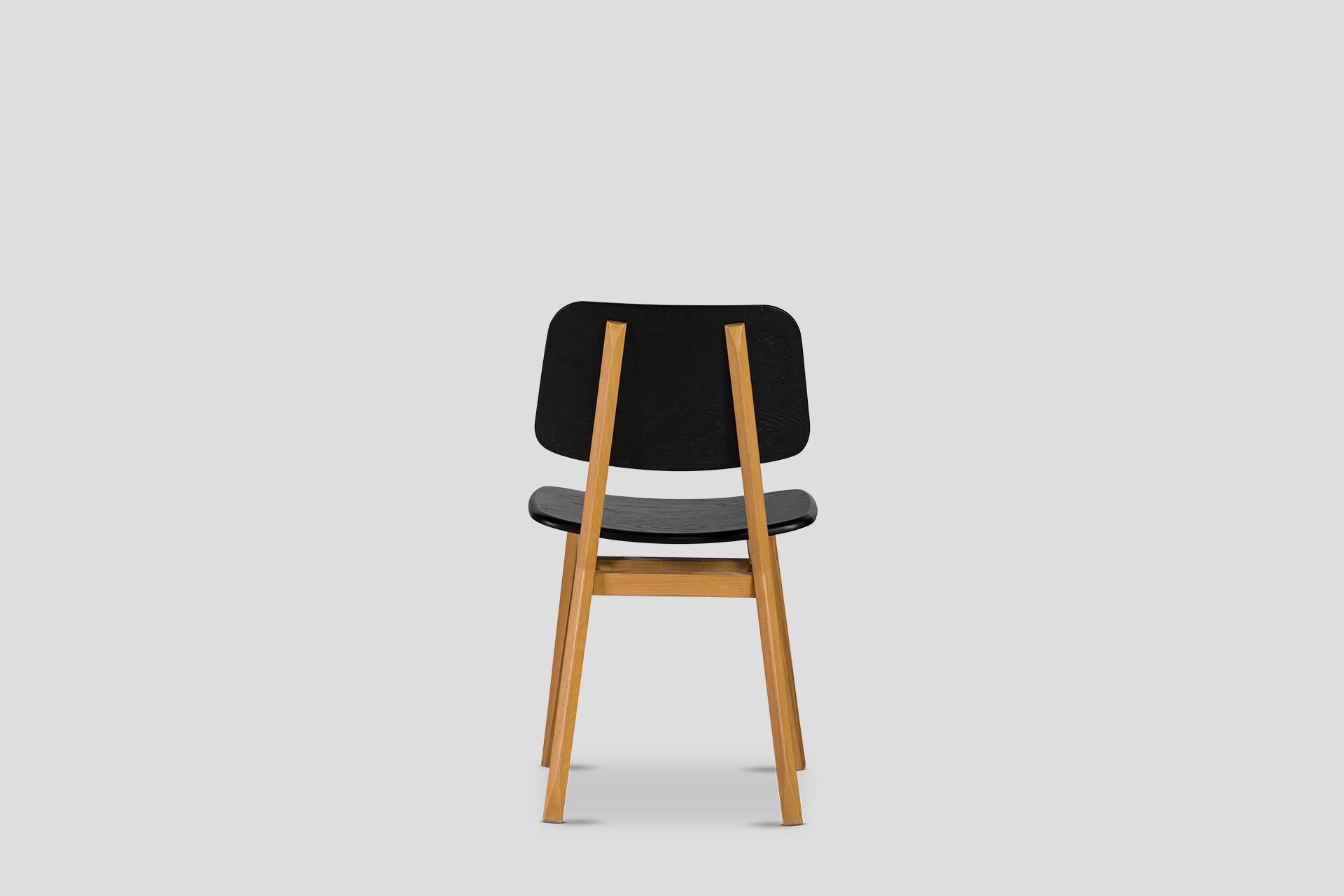 Lika Stuhl Massivholz Oak Korpus, Massivholz Schwarz Rücken (Eichenholz) im Angebot