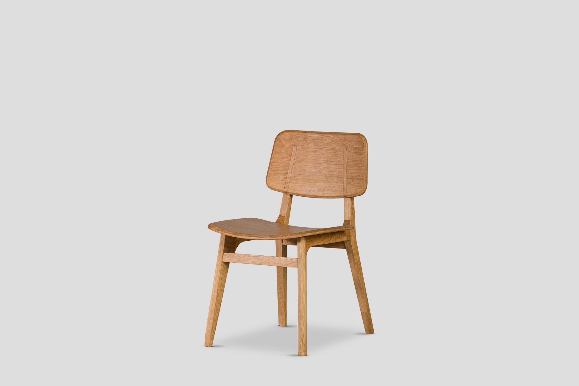 Cette chaise conçue par ABRA s'inscrit dans la lignée élégante et fonctionnelle de la collection Lika. La chaise attire l'attention avec son dossier et son assise en chêne massif, placés sur un corps en chêne massif. La Nature et l'esthétique