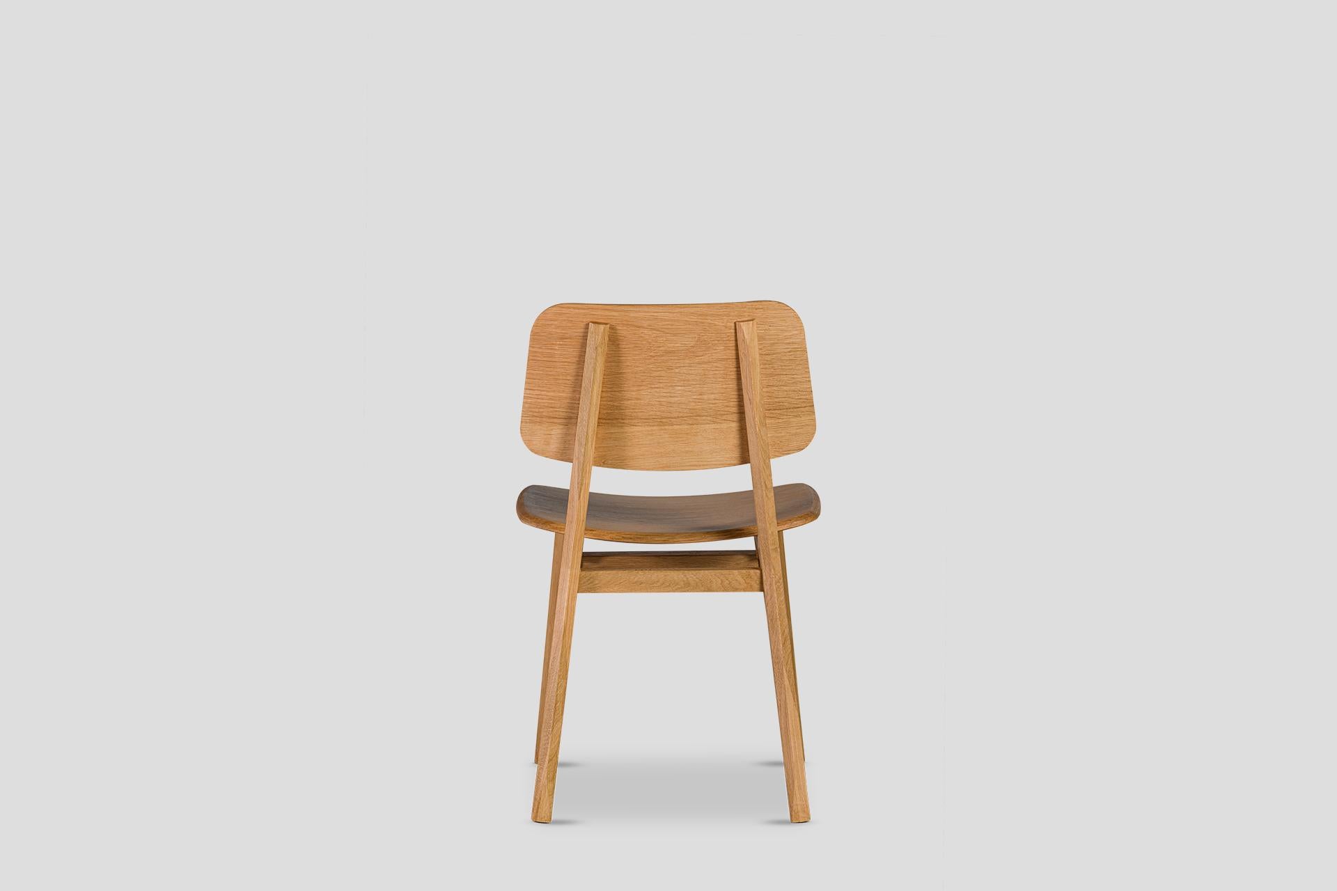XXIe siècle et contemporain Chaise Lika Corps en bois massif Oak Oak, dossier en bois massif Oak, assise en bois massif Oak en vente