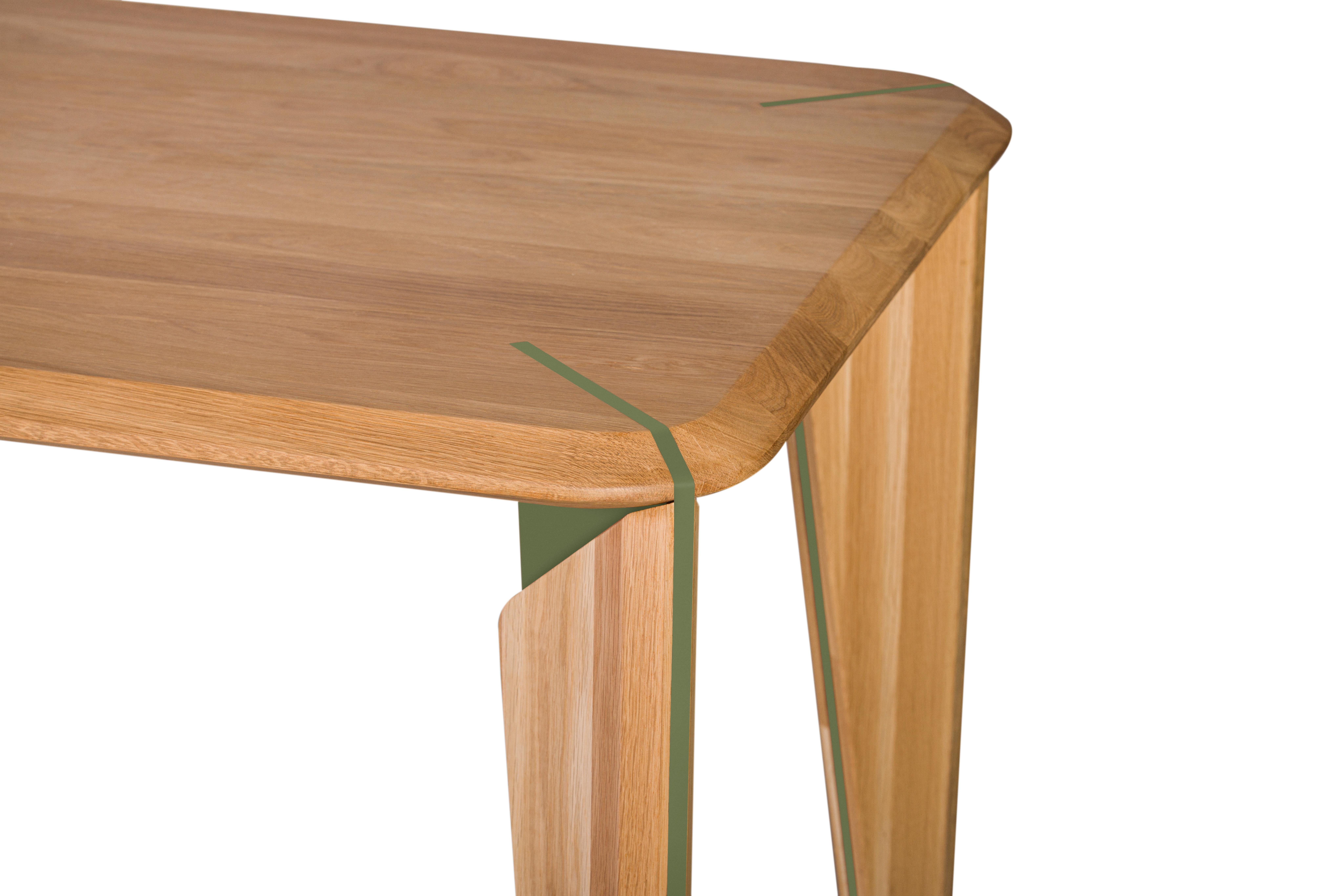 La table à manger rectangulaire Lika pour 6 personnes, plateau en chêne massif, support en chêne massif, détails en métal vert, attire l'attention par son design moderne et esthétique. La structure naturelle et durable du plateau en bois massif de