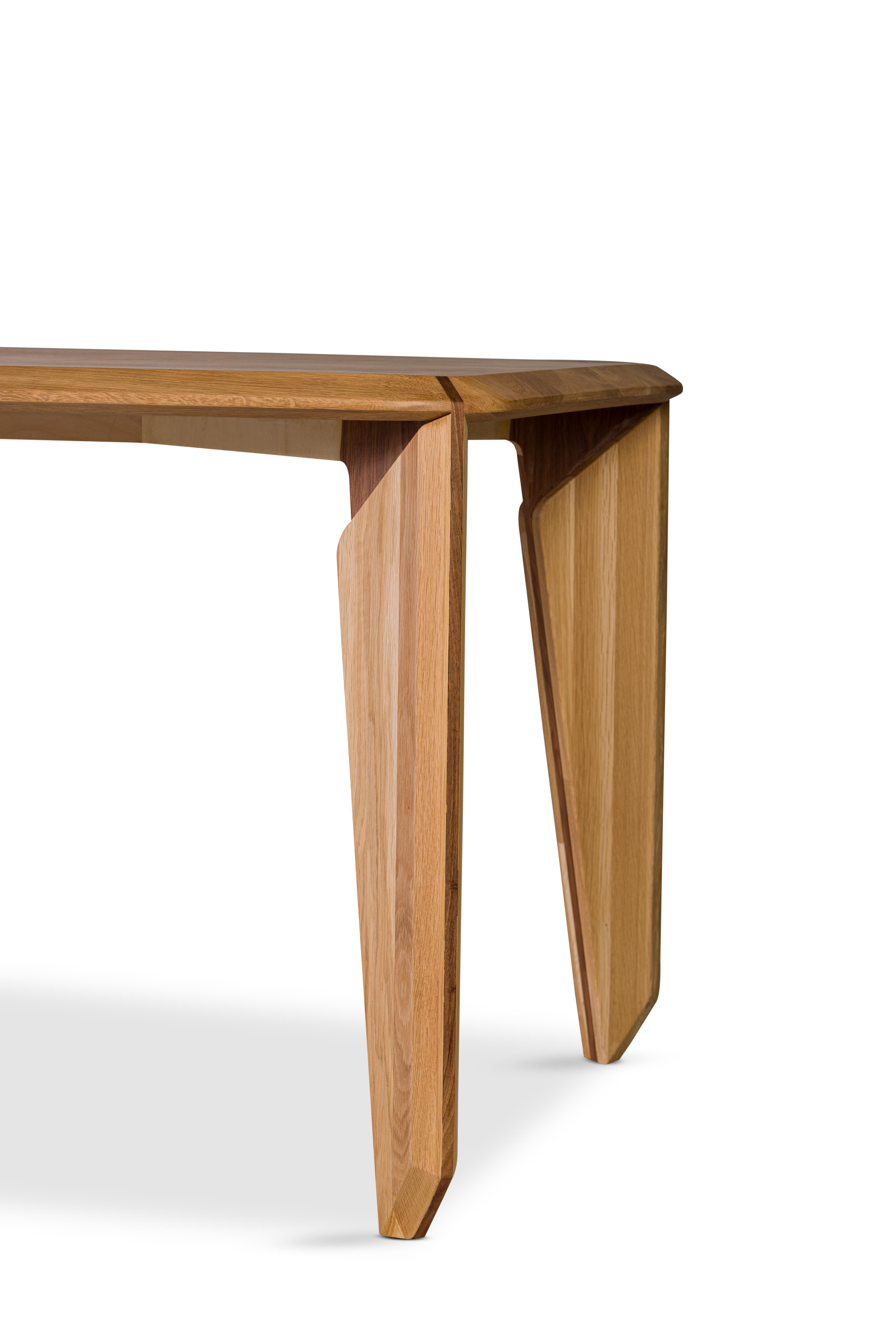 La Mesa de Comedor Rectangular para 6 Personas Lika, con Tablero de Madera Maciza de Roble, Soporte de Madera Maciza de Roble y Detalle Metálico Verde, llama la atención por su diseño moderno y estético. La estructura natural y duradera del tablero