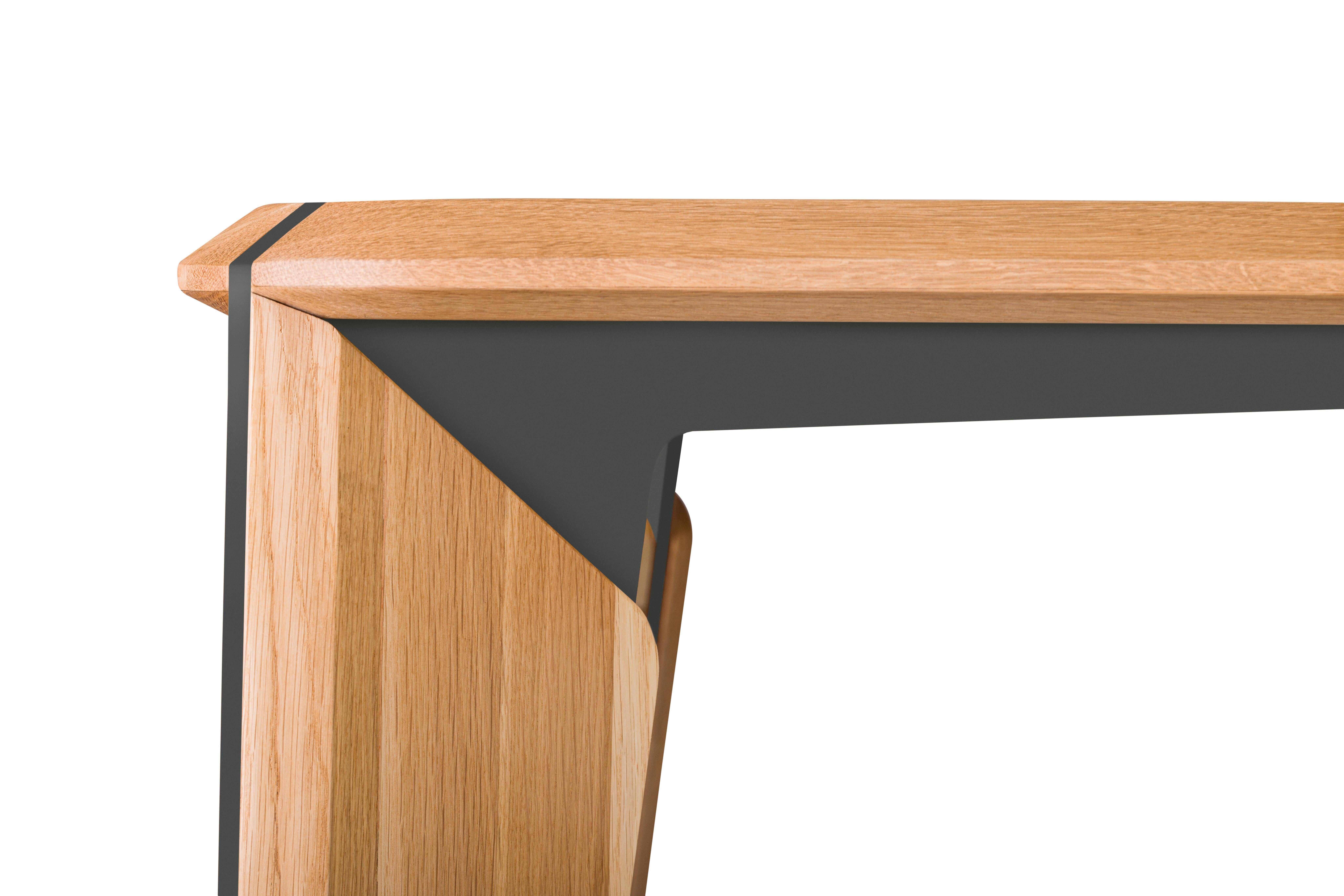 La Mesa de Comedor Rectangular para 6 Personas Lika, con Tablero de Madera Maciza de Roble, Soporte de Madera Maciza de Roble y Detalle Metálico Verde, llama la atención por su diseño moderno y estético. La estructura natural y duradera del tablero