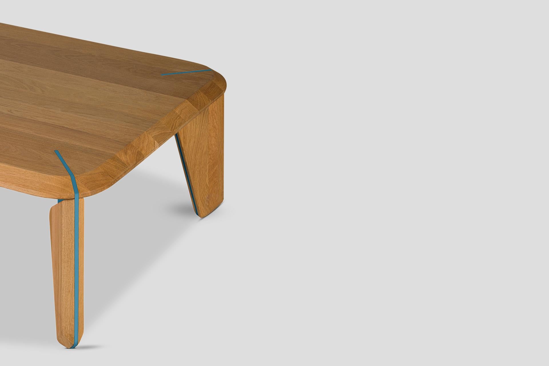 Lika Solid Wood Oak Color Metal Detailed Rectangular Coffee Table Siglo XXI y contemporáneo en venta