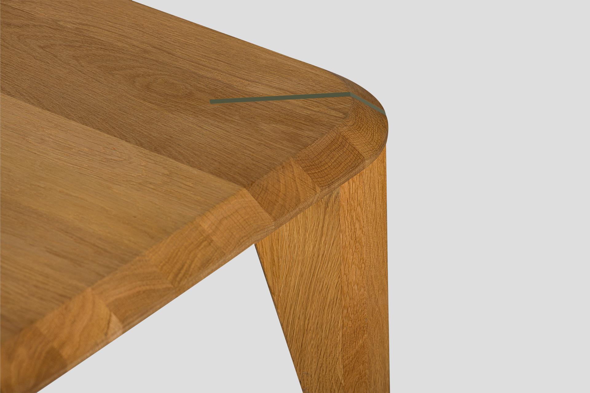 Lika Solid Wood Oak Color Metal Detailed Rectangular Coffee Table Siglo XXI y contemporáneo en venta
