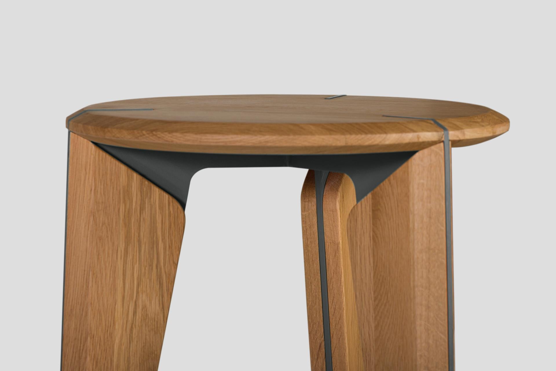 Lika Solid Wood Oak Color Metal Detailed Round Side Table en Nuevo estado para la venta en Okmeydanı, TR