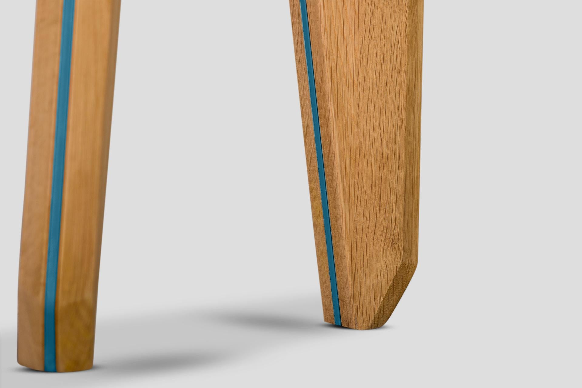XXI secolo e contemporaneo Lika Solid Wood Oak Color Metal Detailed Round Side Table in vendita
