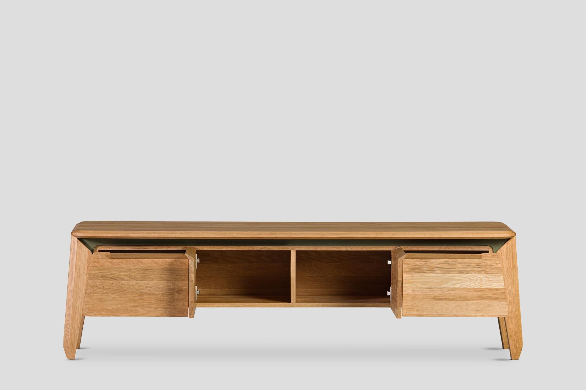 Mueble de TV Lika con detalles metálicos de colores Madera dura en venta