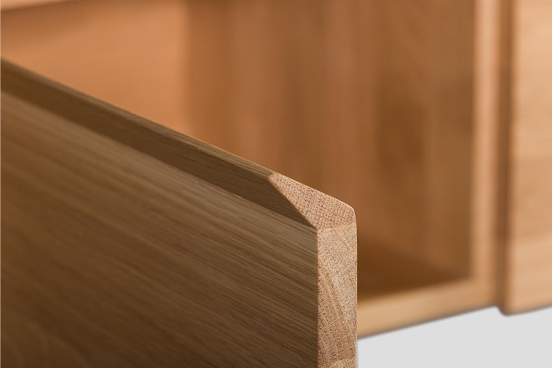 Mueble de TV Lika con detalles metálicos de colores en venta 1