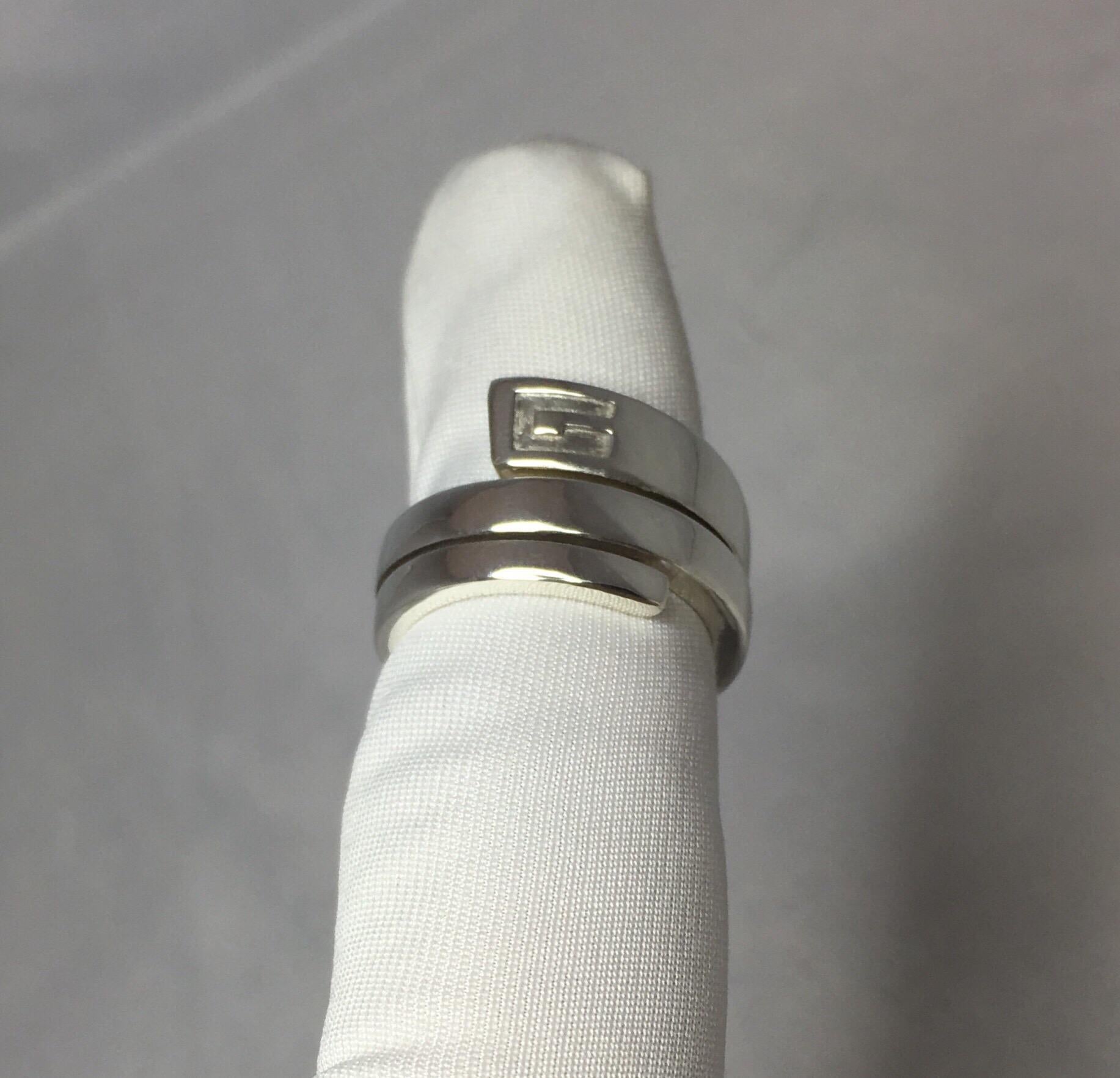 Like New Gucci Designer Sterling Silver Twist Swirl Ring Made in Italy with Box In Excellent Condition In Birmingham, GB